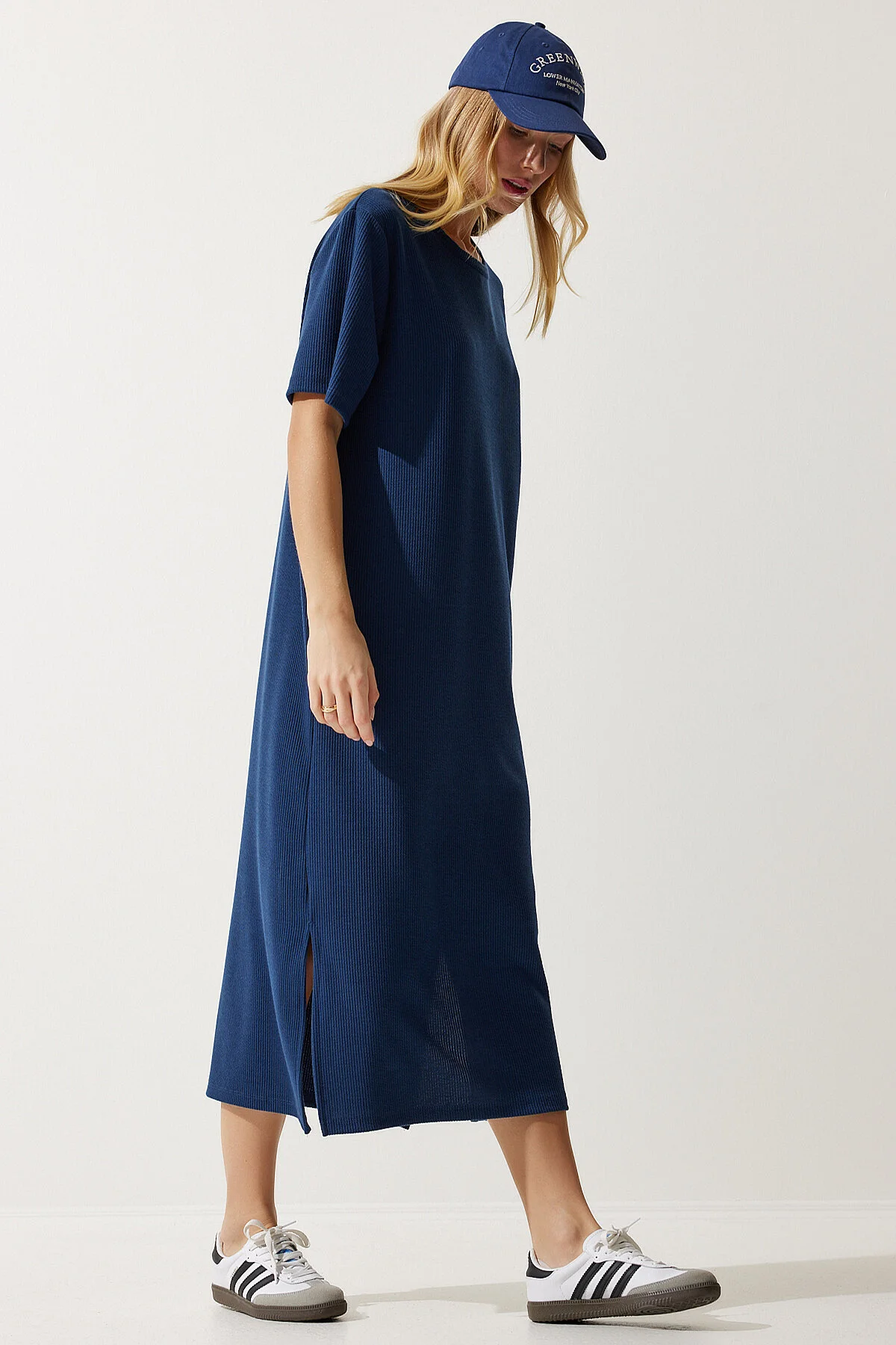 Happiness İstanbul  Marineblaues geripptes Strickkleid mit Rundhalsausschnitt für Damen DZ00111