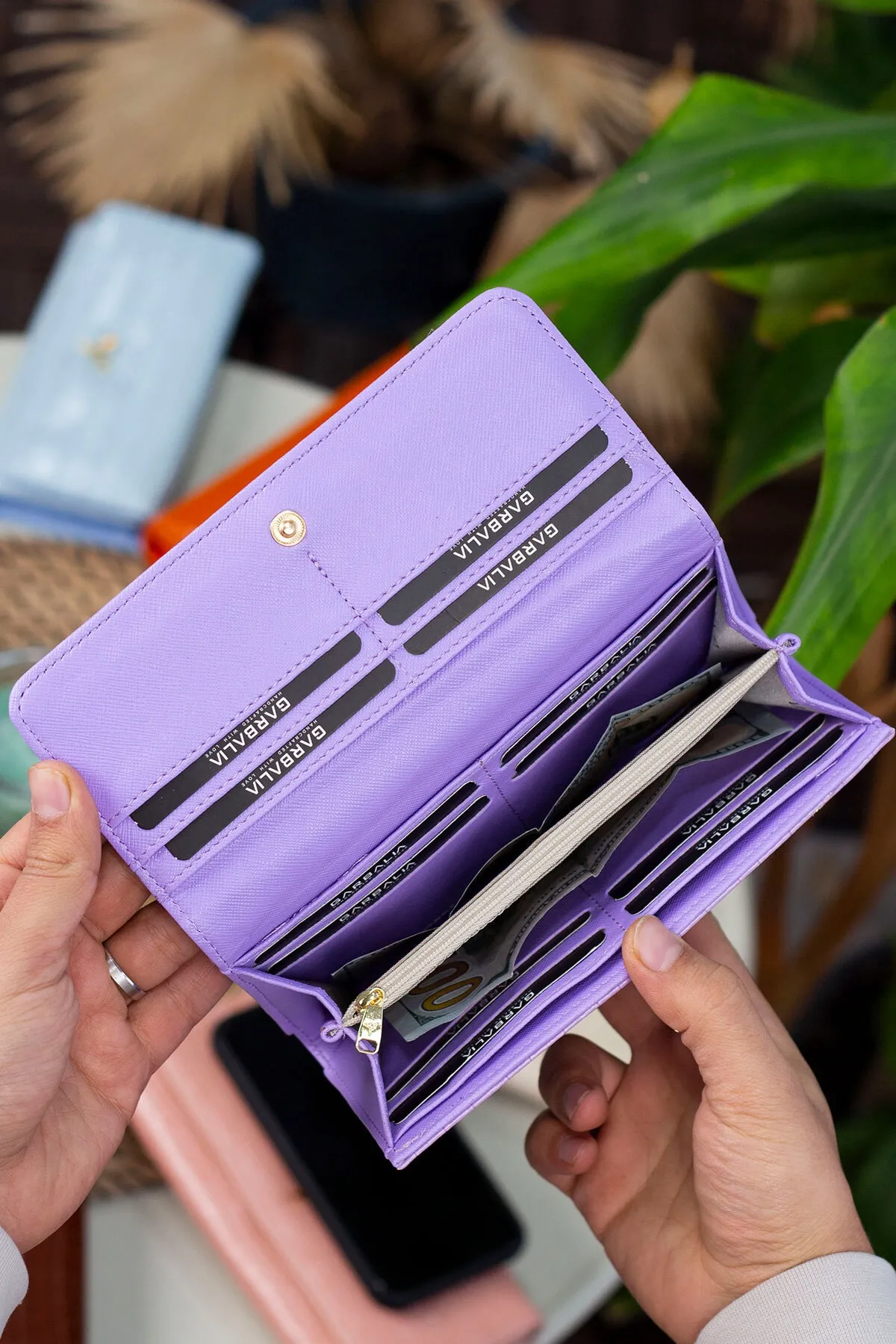 Garbalia  Lady Technological Leder-Krokodilmuster. Stilvolle fliederfarbene Damenbrieftasche mit großem Kartenhalter und Münzfach