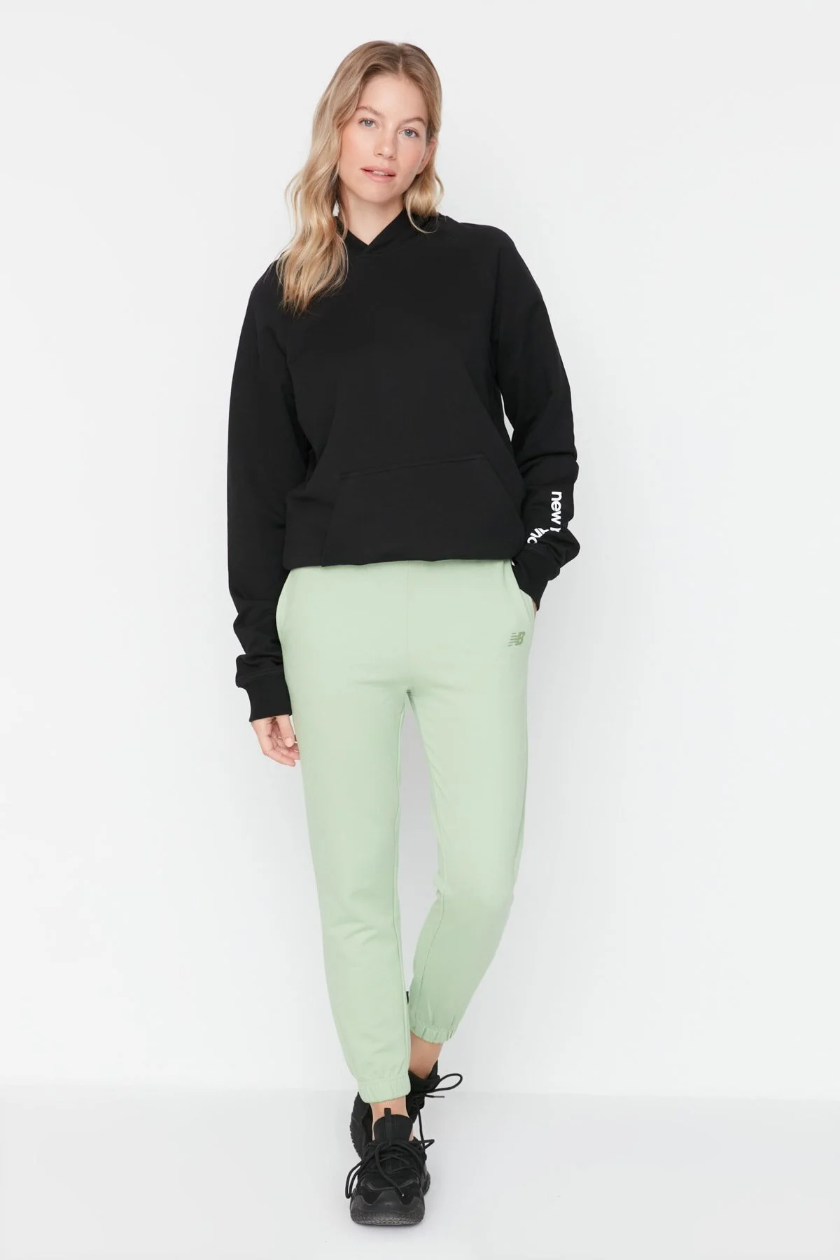 New Balance  Grüne Sport-Jogginghose für Damen WTP046-CHG