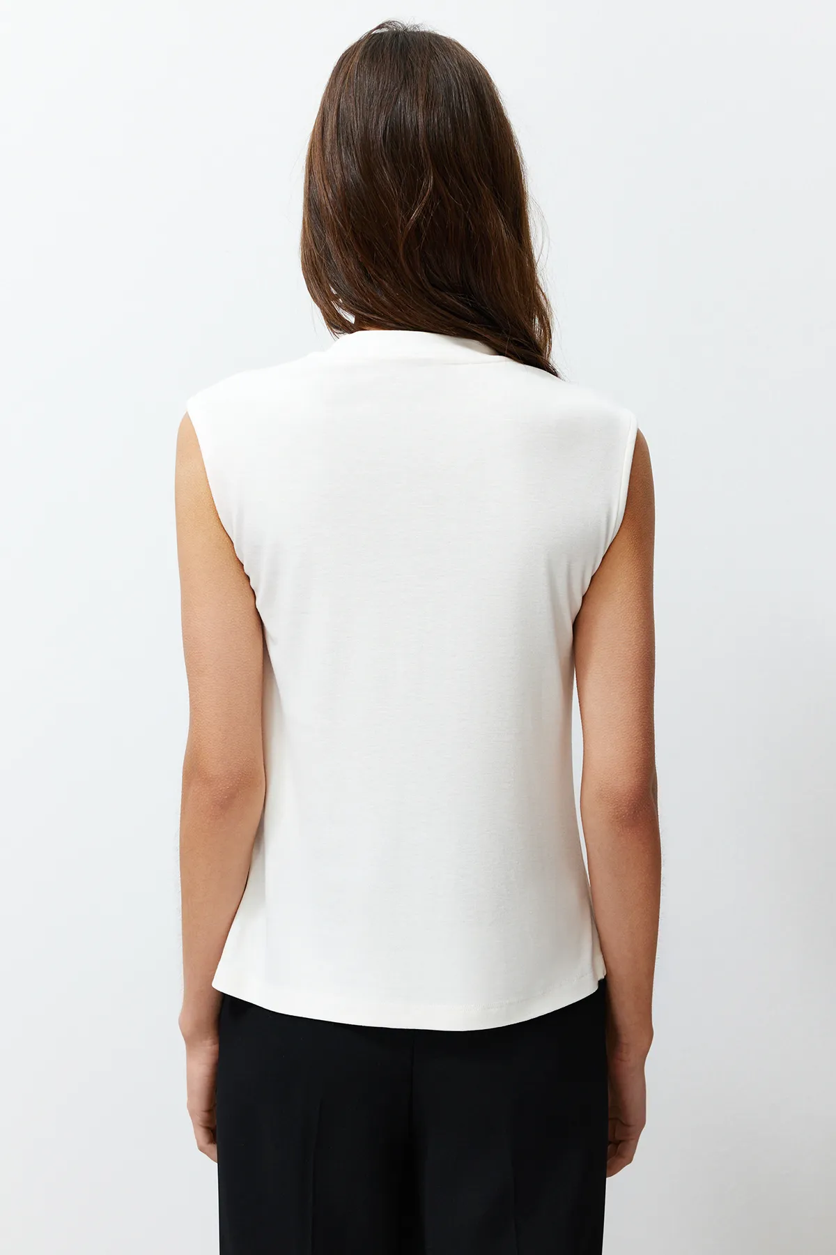 Trendyol Collection  Ecrufarbene, taillierte/flexible Strickbluse aus Viskose/weichem Stoff TWOSS24BZ00432