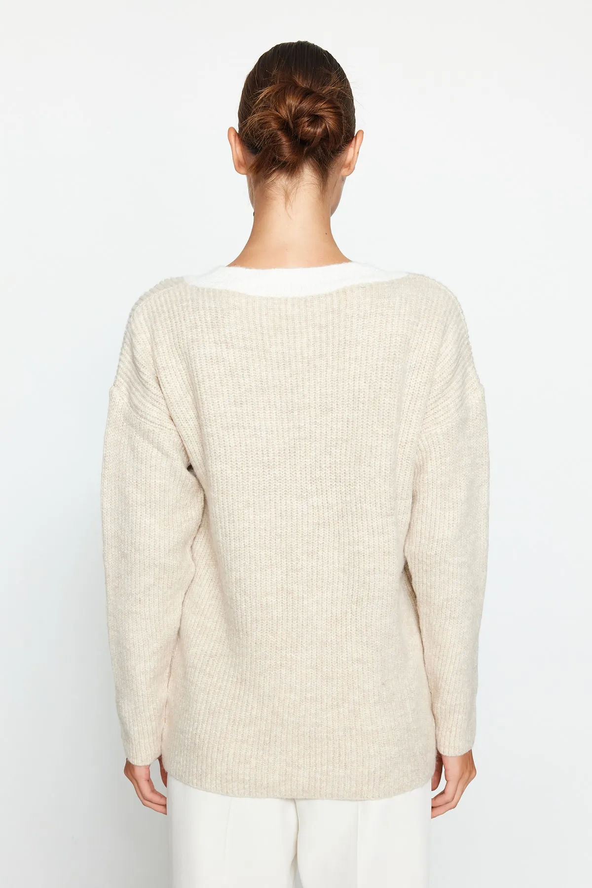 Trendyol Collection  Beiger Strickpullover mit weicher Struktur TWOAW24KZ00438