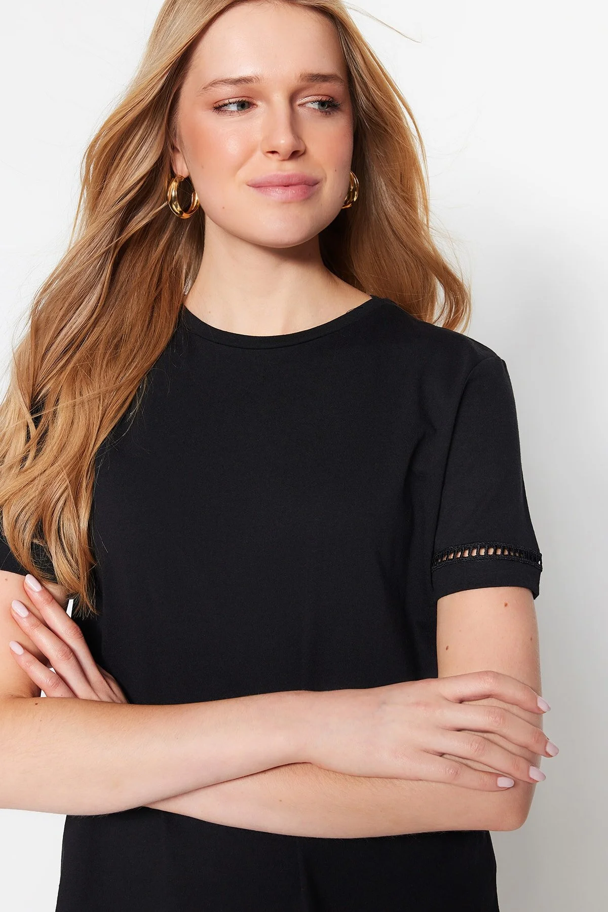 Trendyol Collection  Schwarzes Basic-Strick-T-Shirt aus 100 % Baumwolle mit Rundhalsausschnitt und Stickerei-Detail TWOSS23TS00012
