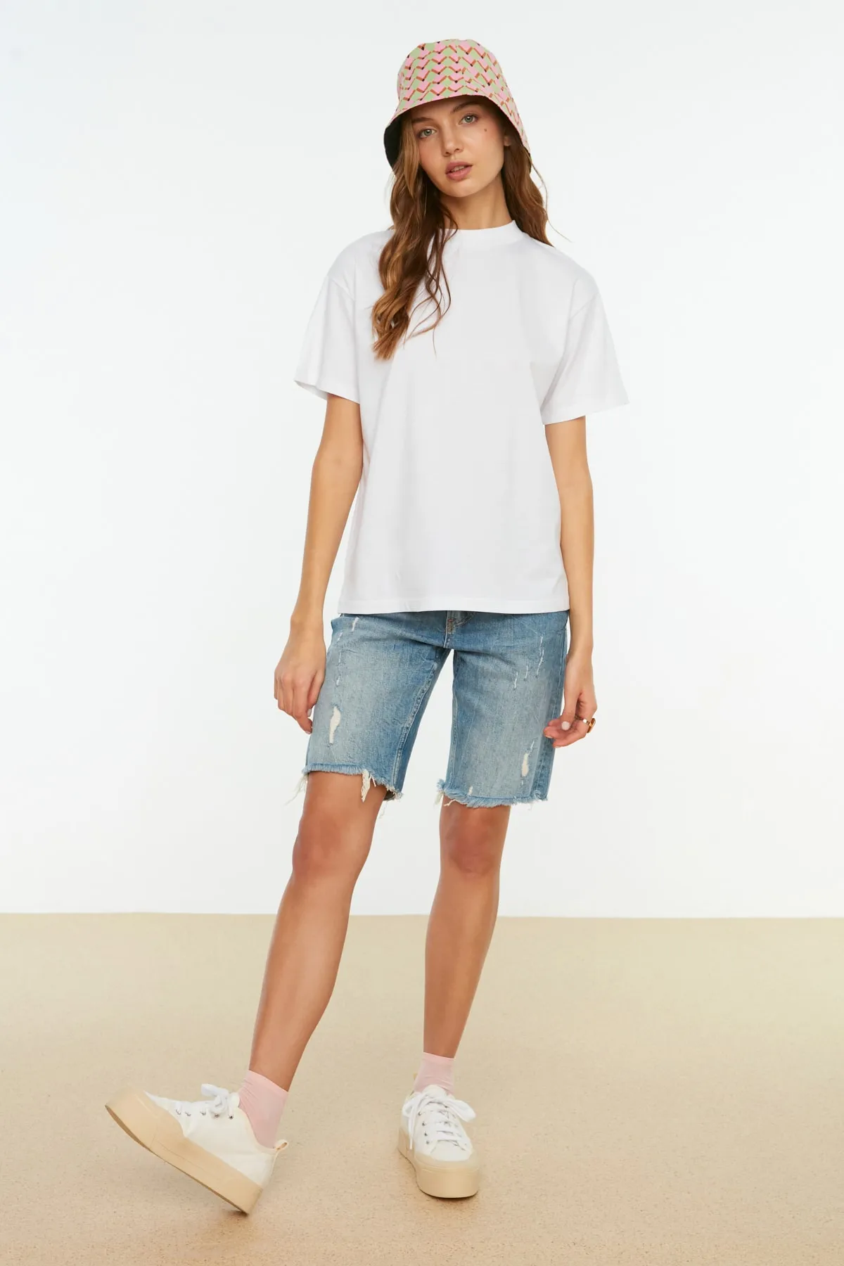Trendyol Collection  Weißes Basic-Strick-T-Shirt aus 100 % Baumwolle mit Stehkragen TWOAW20TS0096