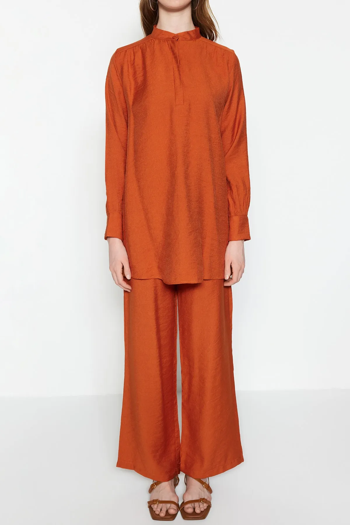Trendyol Modest  Zimtfarbenes, halb verdecktes Tunika-Hosen-Set mit Schulterdetail und Knopfleiste, gewebt TCTSS22US0098