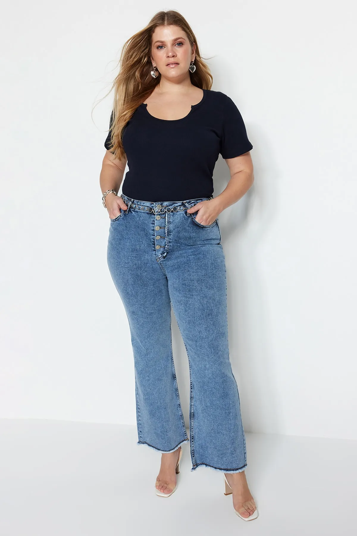 Trendyol Curve  Marineblaues, geripptes Strick-T-Shirt mit Kragen und detailliertem Kragen TBBSS23BF00012