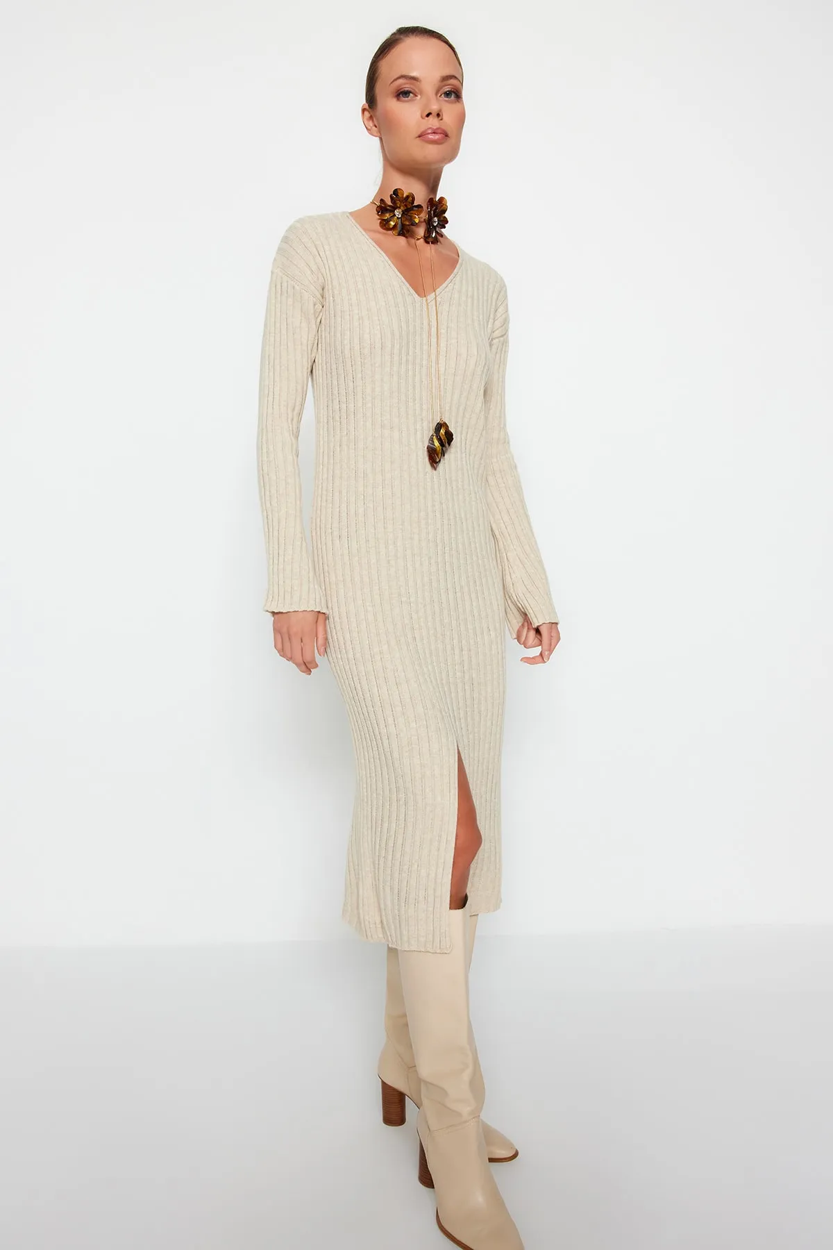 Trendyol Collection  Steinfarbenes Midi-Strickkleid mit V-Ausschnitt TWOAW24EL00066
