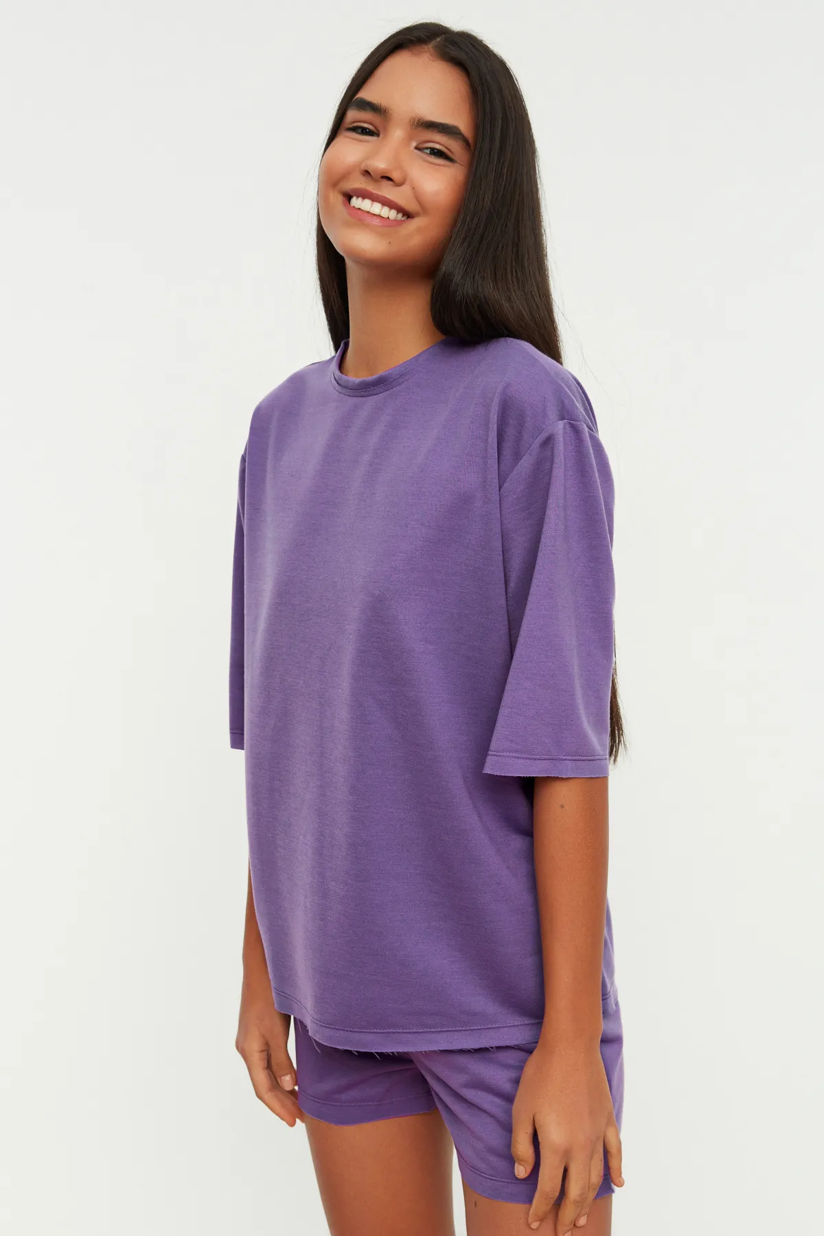 Trendyol Collection  Extraweites, gestricktes Pyjama-Set mit T-Shirt und Shorts aus lila Baumwolle THMSS21PT0164