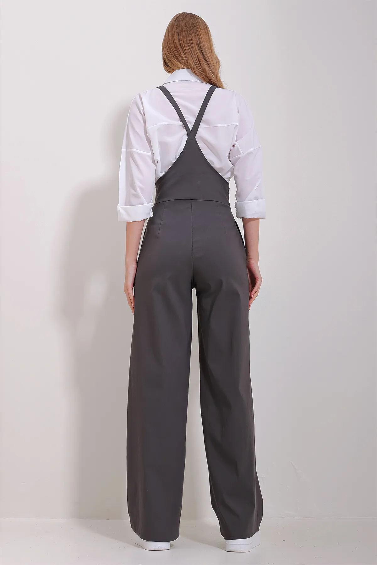 Trend Alaçatı Stili  Anthrazitfarbener Lycra-Overall mit zwei Taschen und Riemchen für Damen ALC-X11539