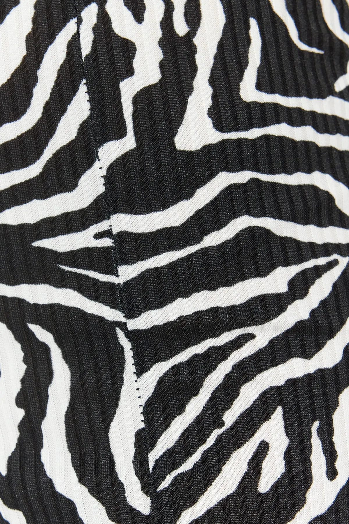 Trendyol Collection  Schwarze gerade gestrickte Hose mit Zebramuster und Schlitz, hoher Taille und hohem Bund TWOSS22PL0243