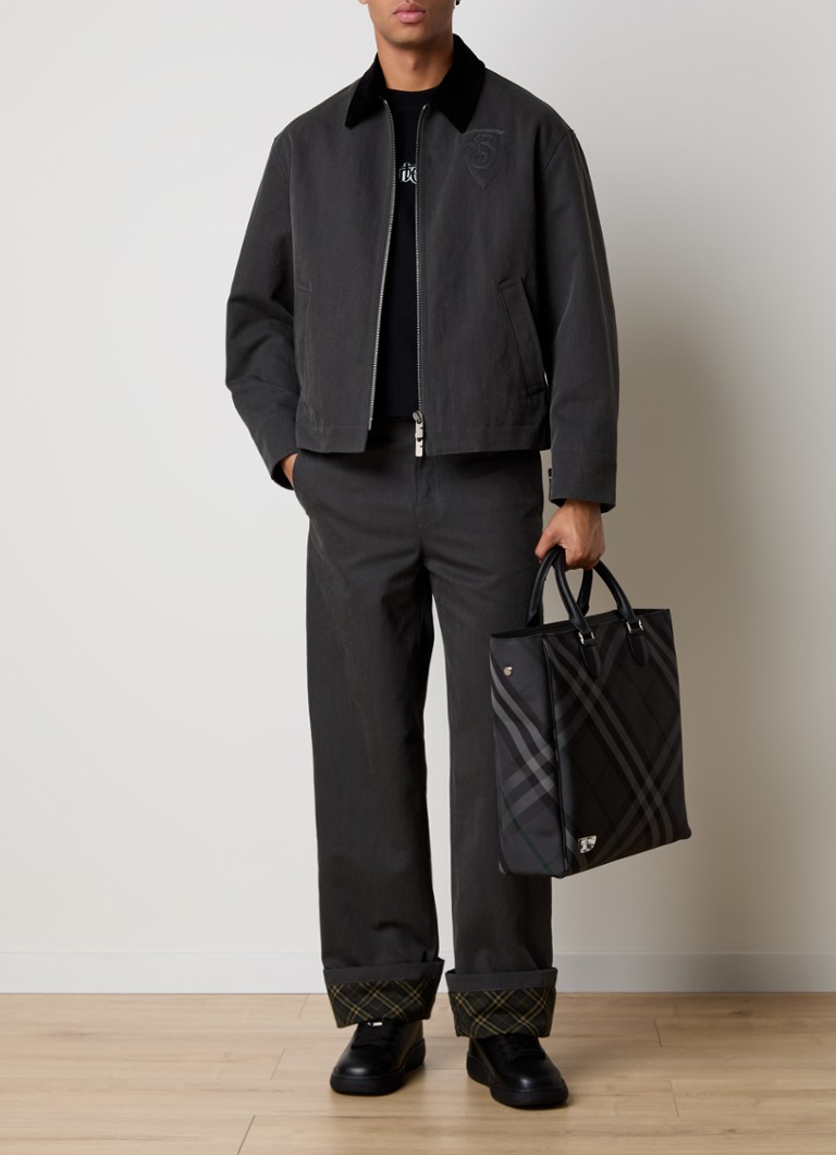 Blugi Burberry cu croială dreaptă și logo brodat.