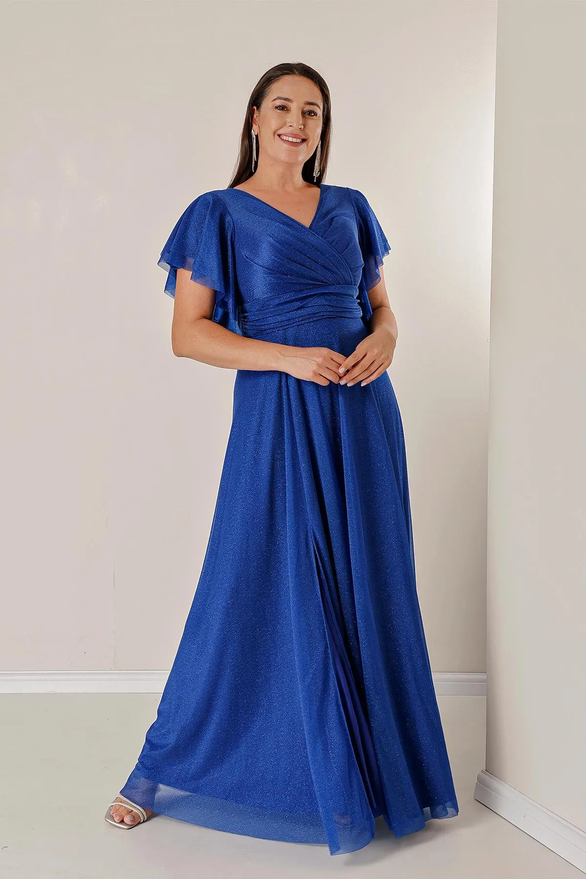 By Saygı  Langes Lurex-Kleid in Übergröße mit zweireihigem Ausschnitt vorne, drapierten, gefütterten Ärmeln, Volant und Schlitz