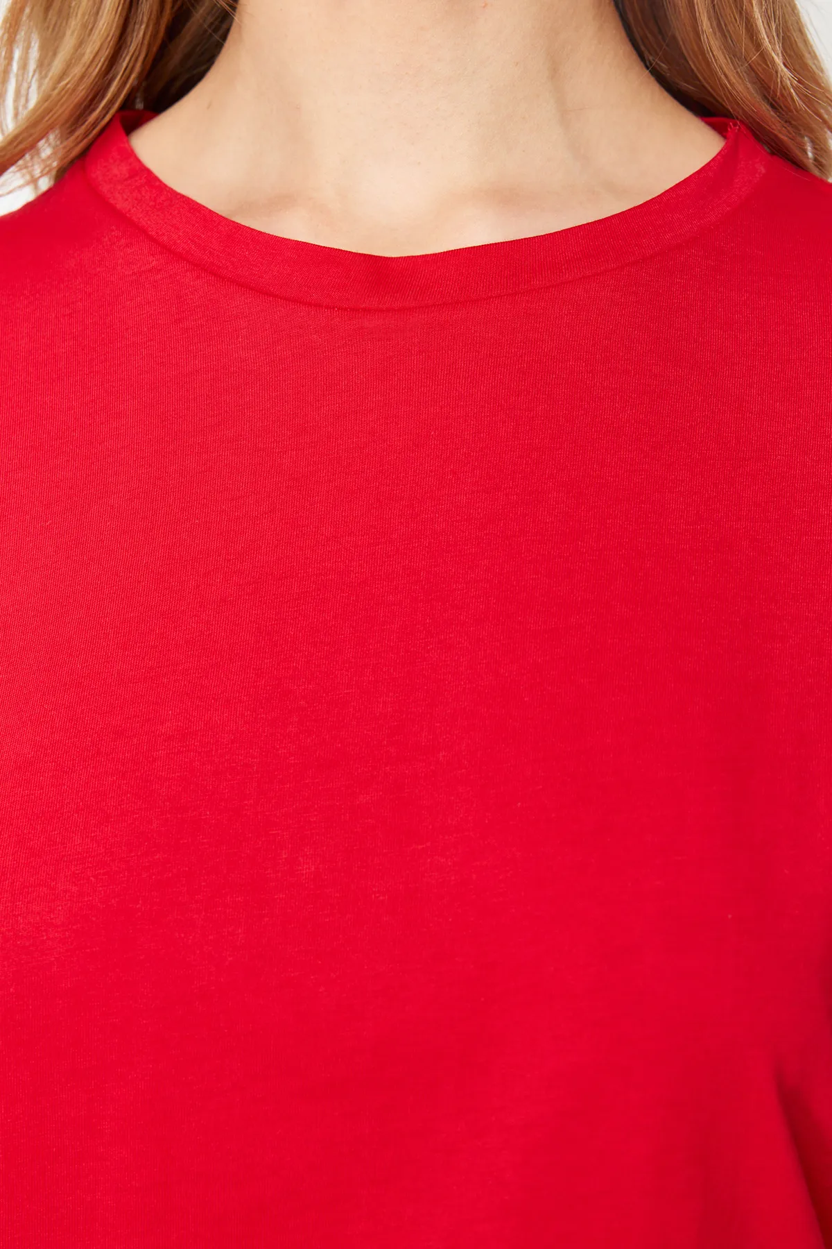 Trendyol Collection  Rotes Basic-Strick-T-Shirt mit Rundhalsausschnitt aus 100 % Baumwolle mit Rüschen und Details TWOSS22TS2429