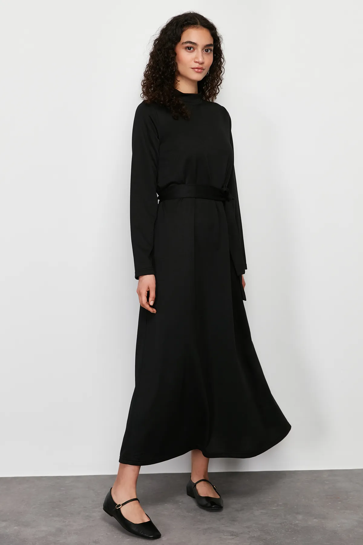 Trendyol Modest  Schwarzes Strickkleid mit Stehkragen und geradem Gürtel TCTSS24EB00122