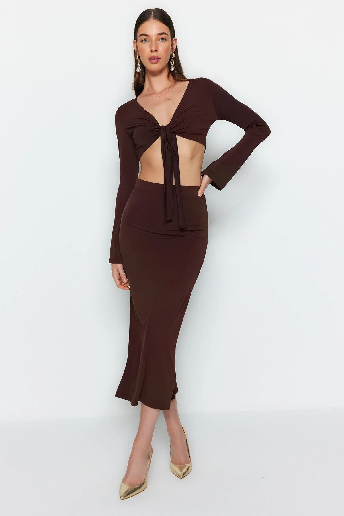Trendyol Collection  Dunkelbraunes Super-Crop- und Midi-Set aus flexiblem Strickoberteil und -unterteil mit Krawattendetails TWOAW24AU00070