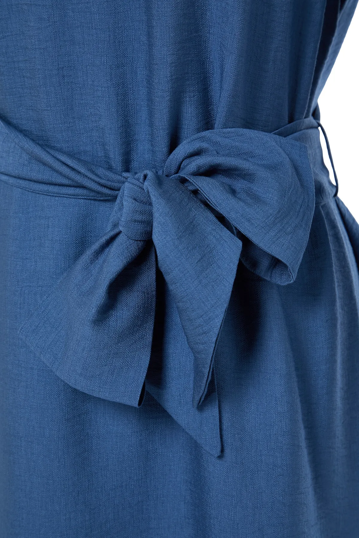 Trendyol Modest  Indigofarbenes, gewebtes Kleid in Leinenoptik mit breitem Gürtel, Reißverschluss und Bündchen TCTSS23EB00219