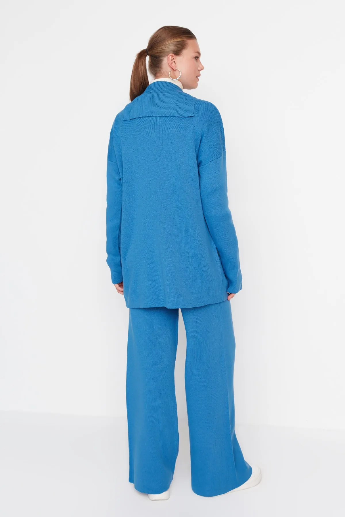 Trendyol Modest  Blaues Strickset mit Cardigan und Hose und Kragendetail TCTAW23US00100