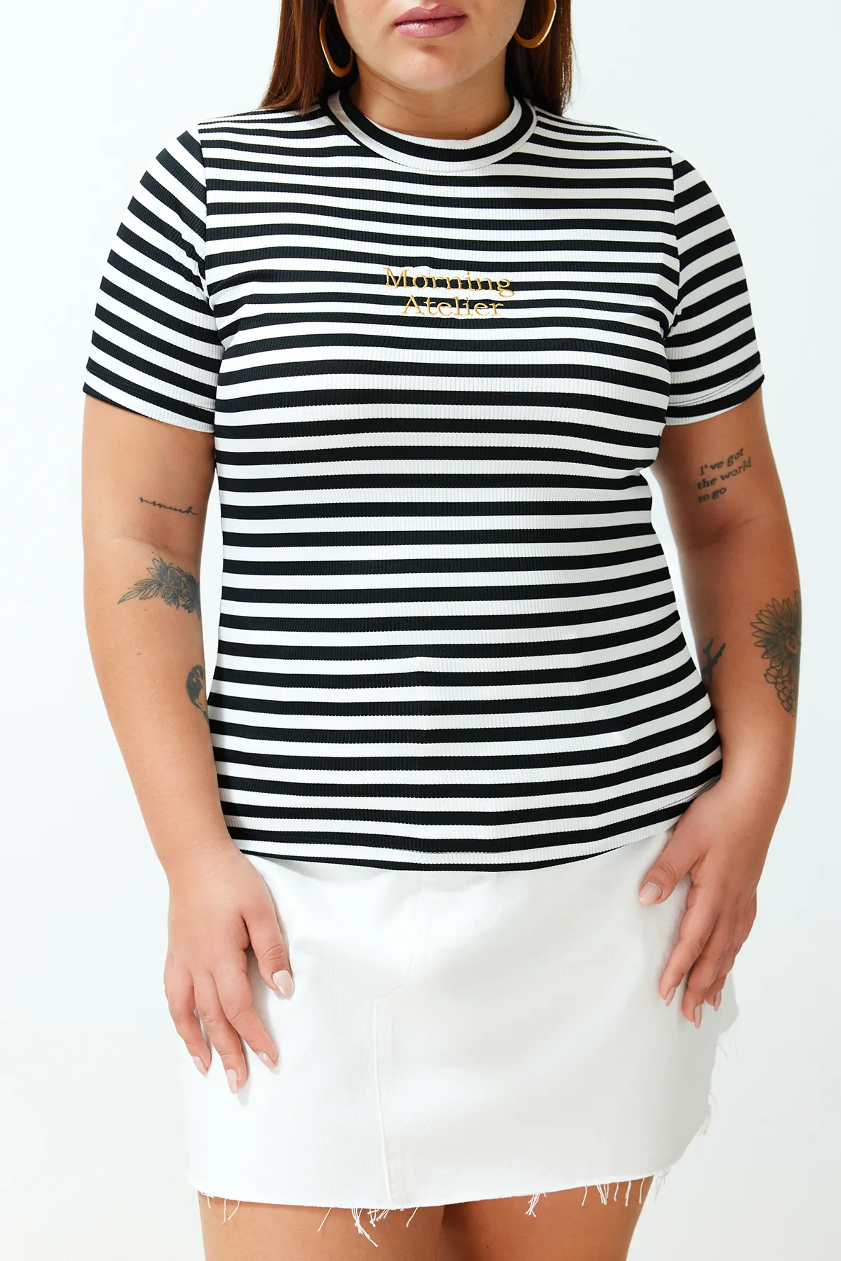 Trendyol Curve  Schwarz-weiß gestreiftes, besticktes, detailliertes Strick-T-Shirt TBBSS24BF00004