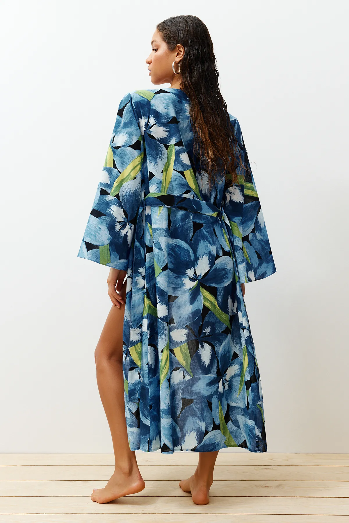 Trendyol Collection  Maxi-Kimono und Kaftan aus 100 % Baumwolle mit Blumenmuster und Gürtel TBESS24KM00014