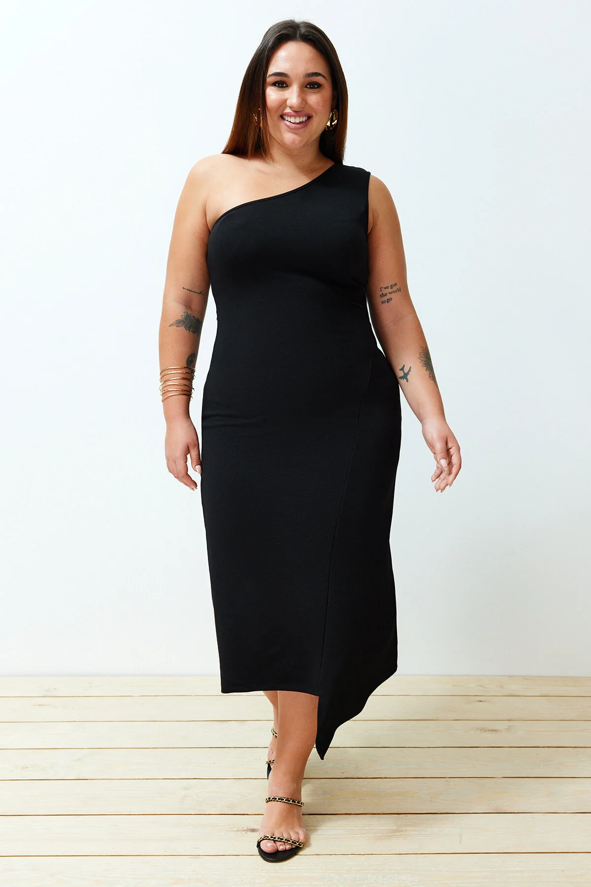 Trendyol Curve  Schwarzes asymmetrisches Strickkleid mit einer Schulter TBBSS24AH00158