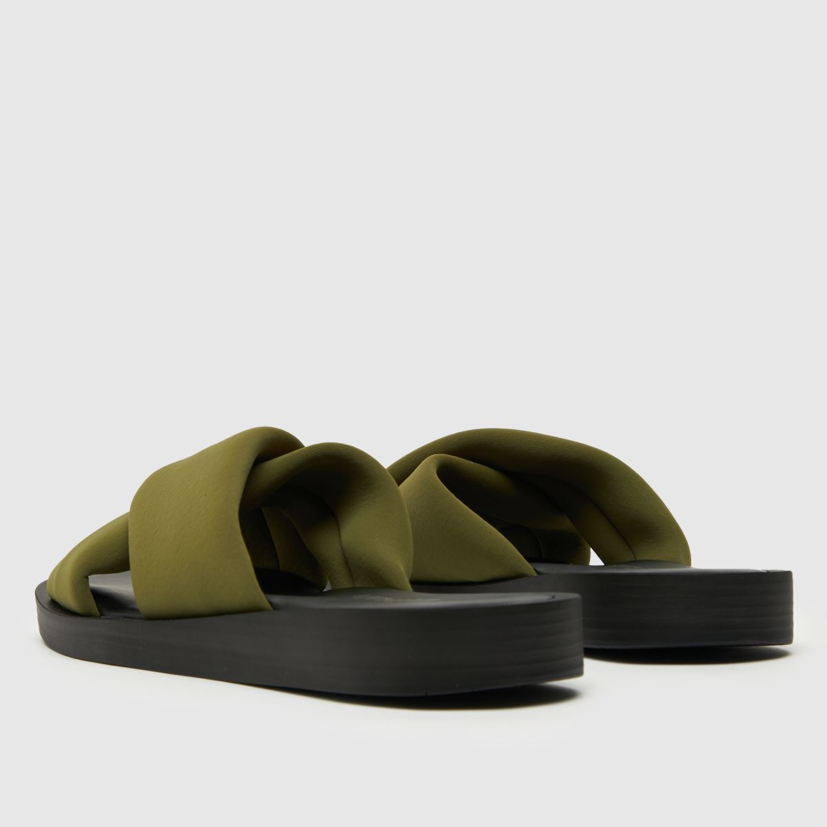 Schuh Taiwan – Gröna sandaler med korsband i satin