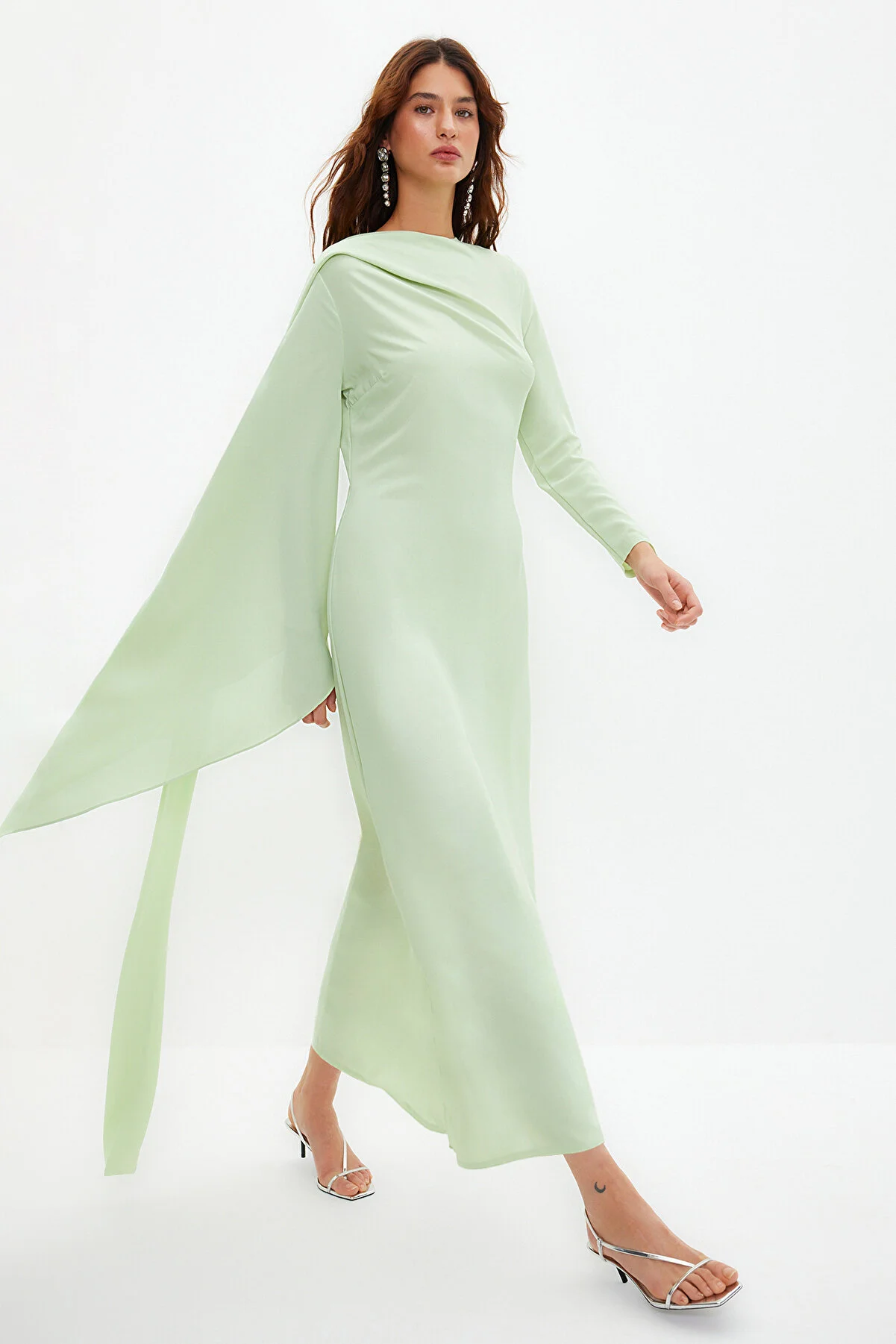 Trendyol Modest  Hellgrünes, detailliertes Abendkleid mit Schal TCTSS24DB00036