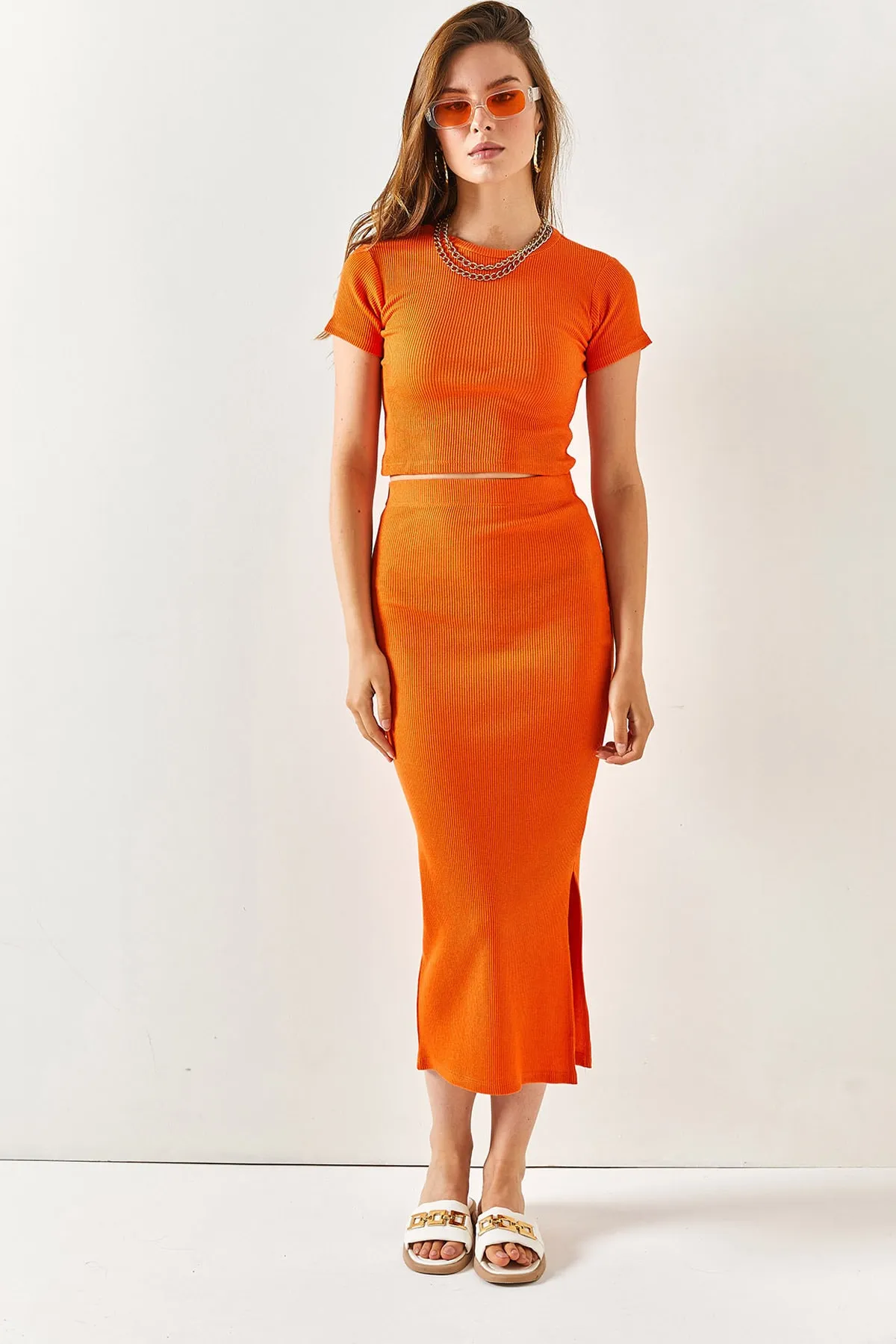 Olalook  Orangefarbenes Lycra-Set mit kurzärmligem Schlitzrock für Damen TKM-19000194