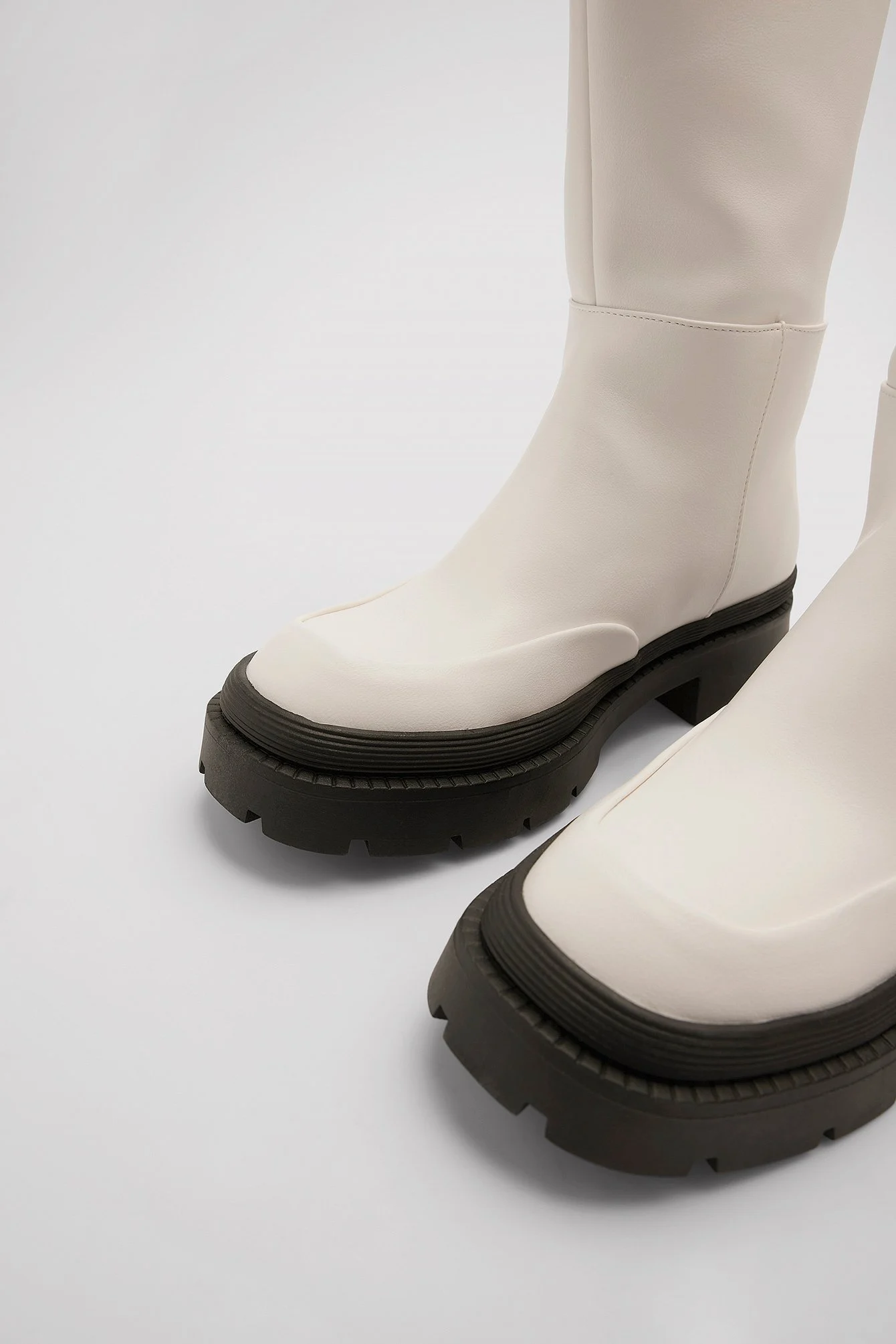 Runde Stiefel mit weitem Schaft