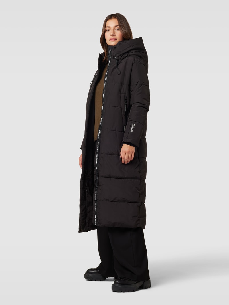 Steppmantel mit Label-Details Modell 'SOULANI' in schwarz