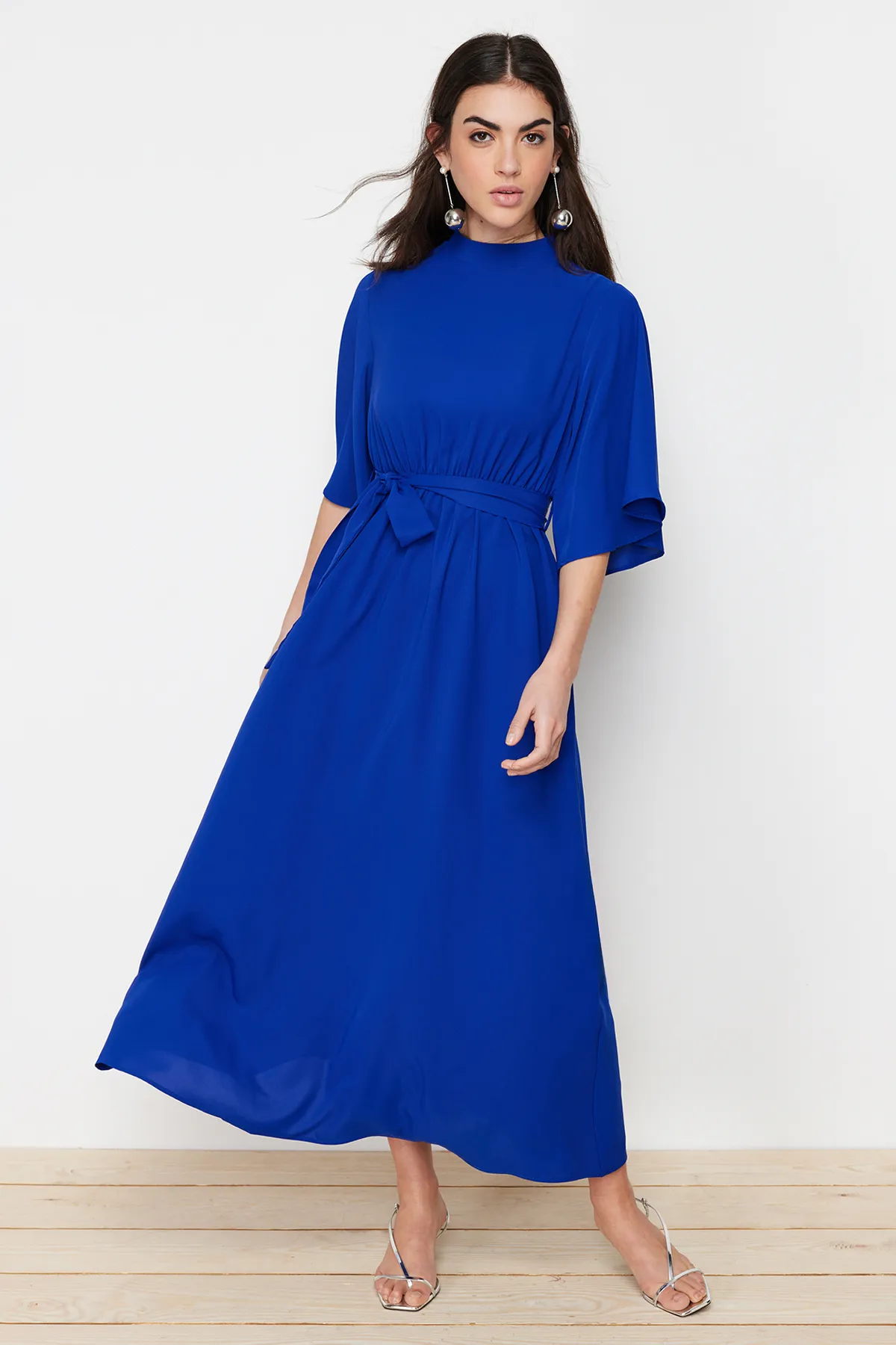 Trendyol Modest  Saks – Gewebtes Kleid mit halblangen Ärmeln und Gürtel TCTSS24DB00009