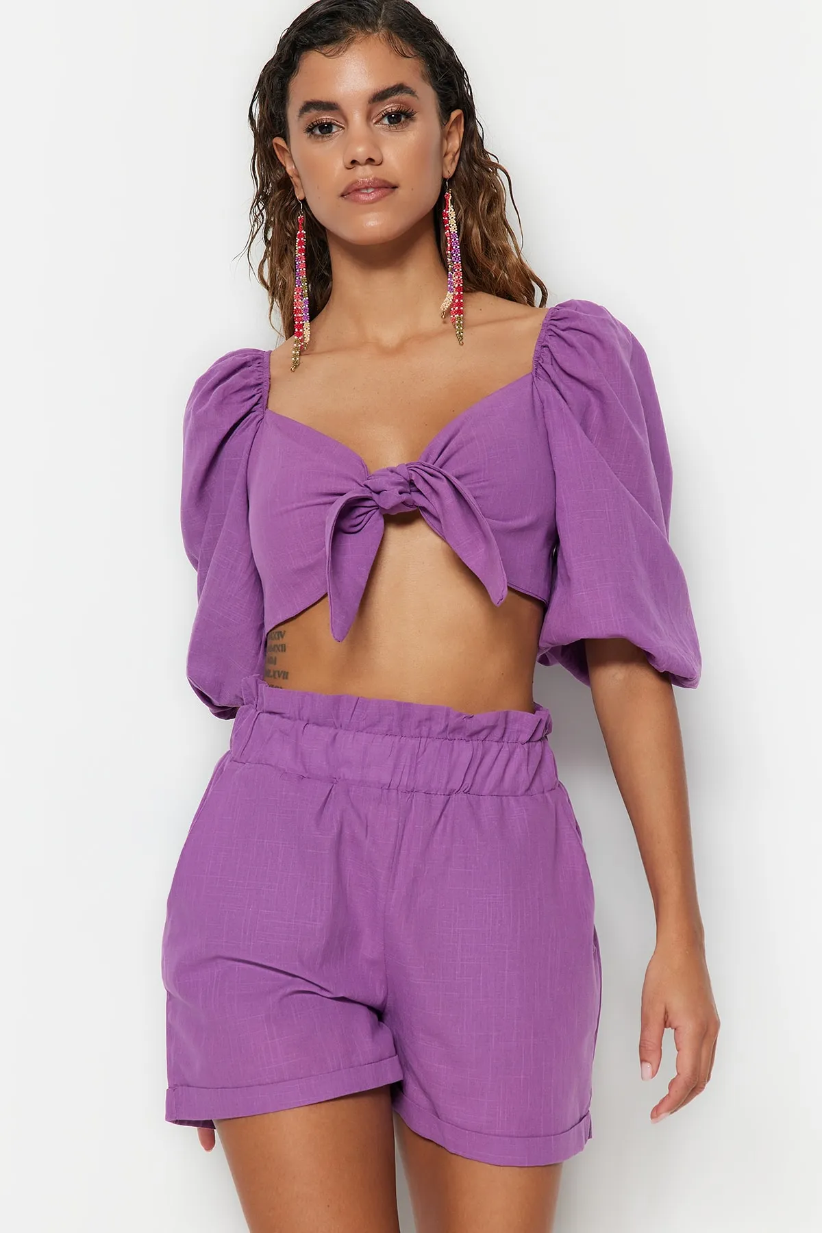 Trendyol Collection  Lilafarbenes, gewebtes, gebundenes Blusen-Shorts-Set aus 100 % Baumwolle TBESS21AU0166