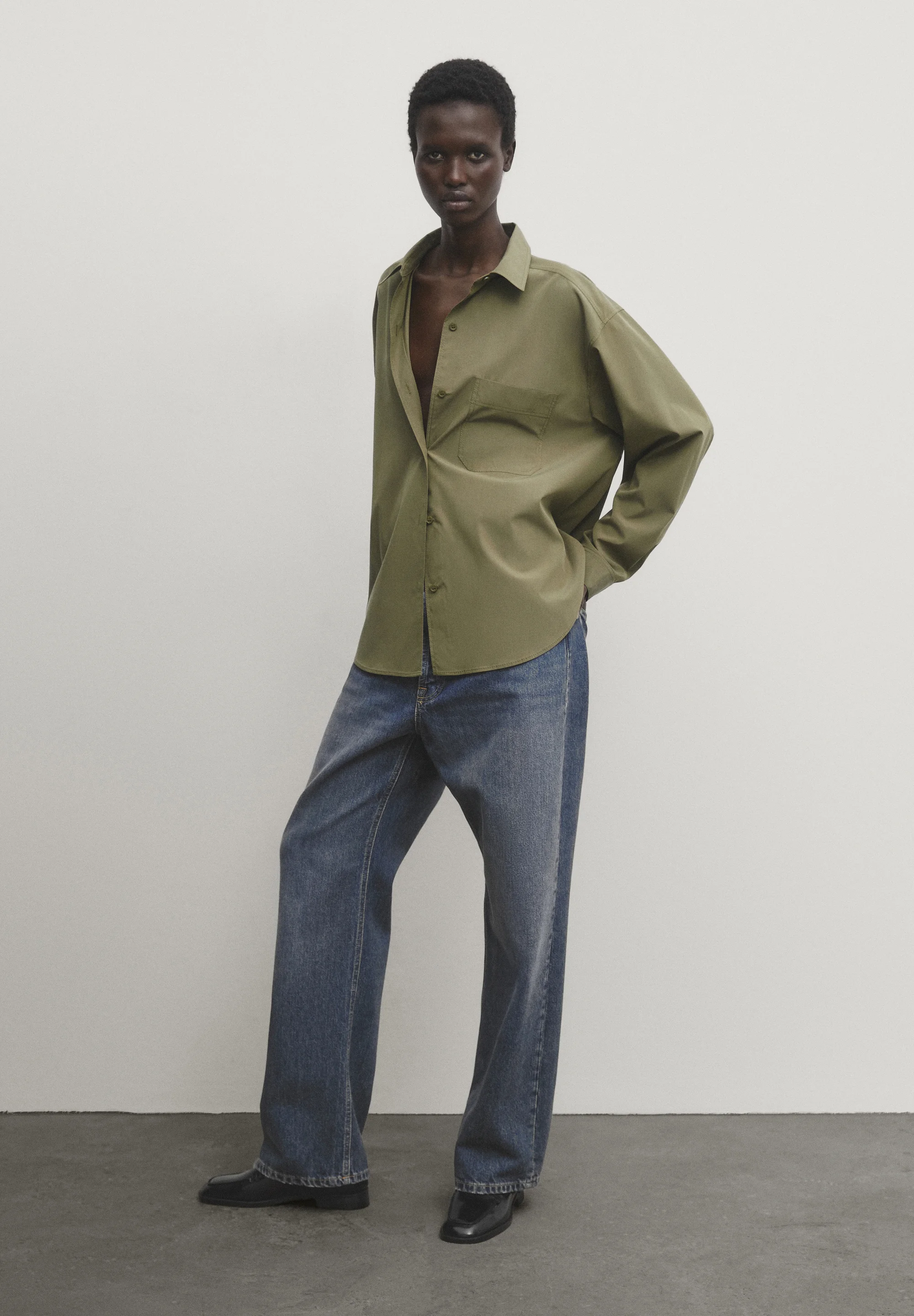 Camisa Massimo Dutti con pespuntes fluidos y bolsillo en el pecho
