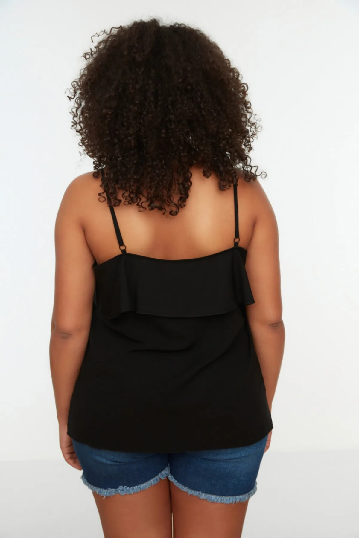 Trendyol Curve  Schwarze gewebte Bluse mit Volantkragen TBBSS22AF0023