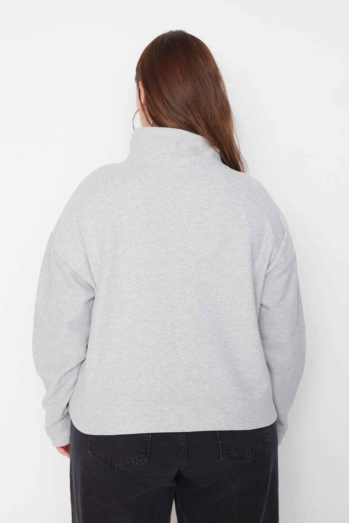 Trendyol Curve  Graues dünnes Thessaloniki-Strick-Sweatshirt mit Stehkragen und Reißverschluss TBBAW23AO00006
