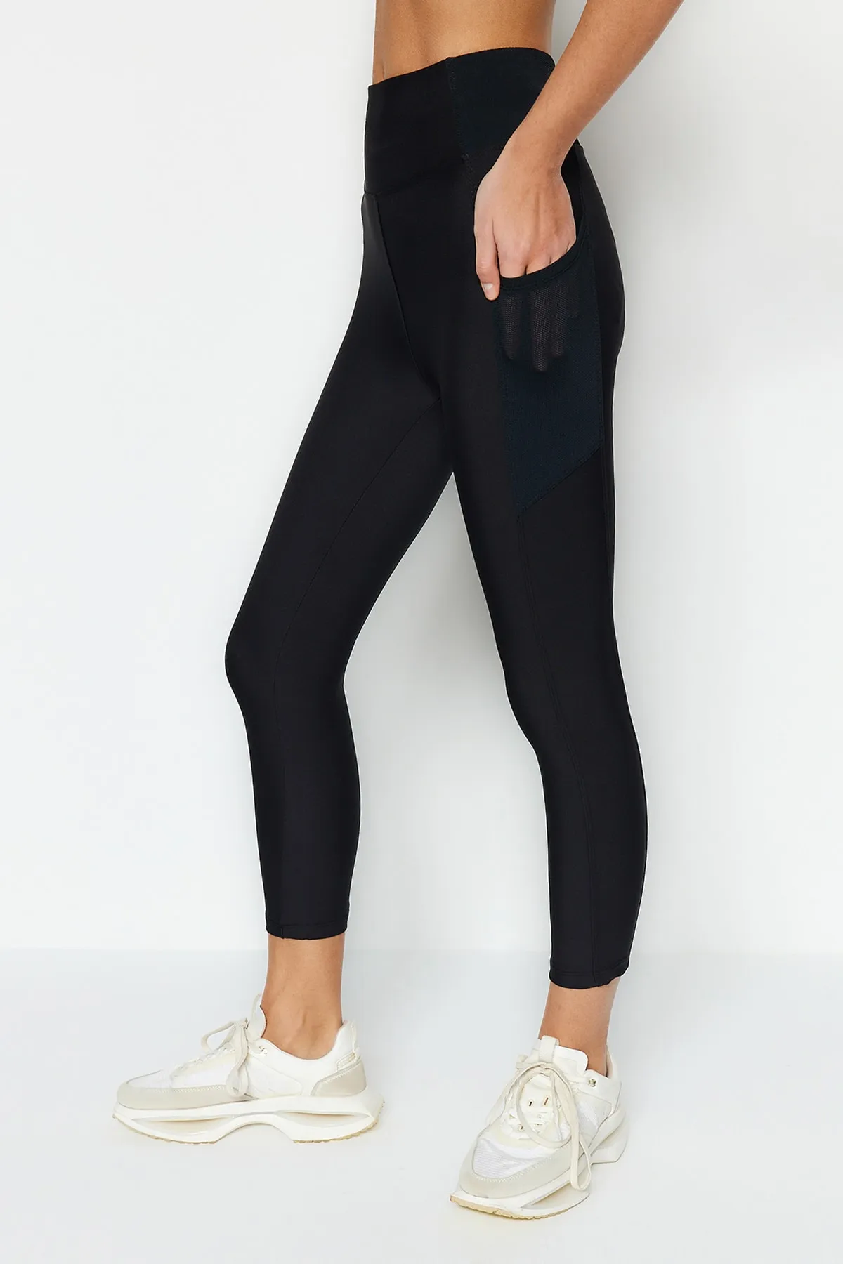 Trendyol Collection  Schwarze gestrickte Sport-Capri-Leggings mit Taschen und Mesh-Details THMSS23TY00011