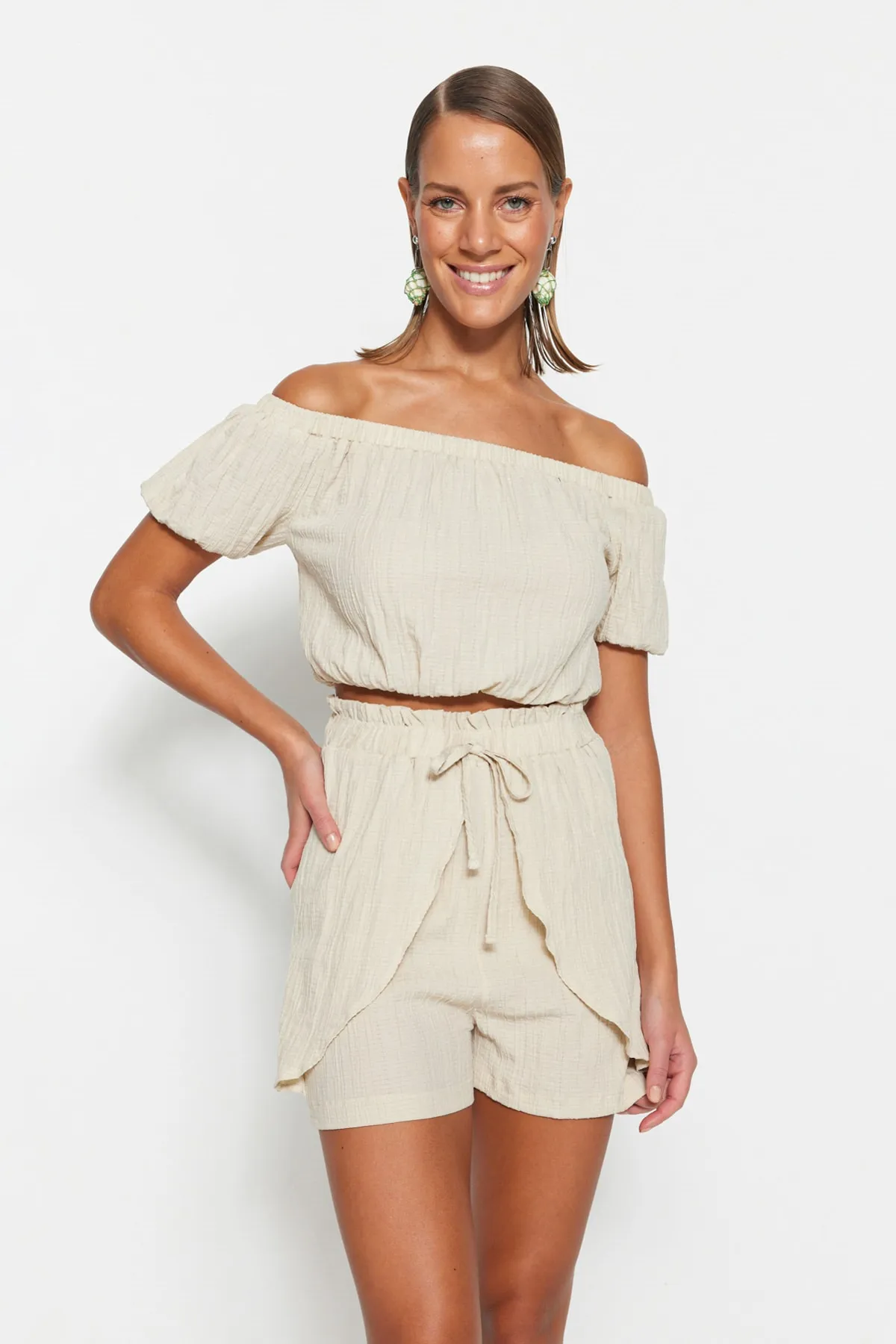 Trendyol Collection  Ecru gewebtes Blusen-Shorts-Set TBESS23AU00122