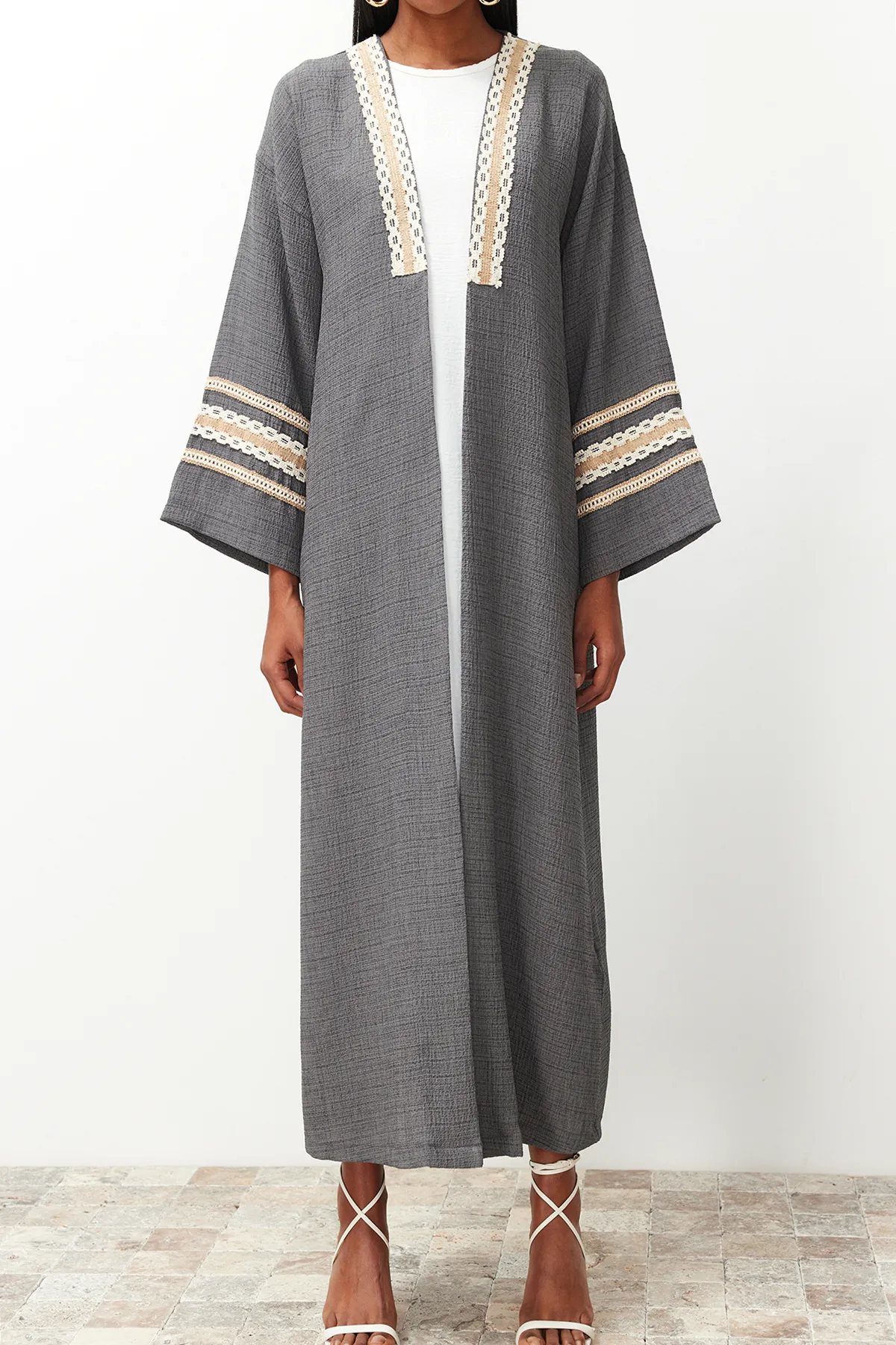 Trendyol Modest  Anthrazitfarbener, lang gewebter Kimono & Kaftan & Abaya mit Brode-Details TCTSS24KF00006