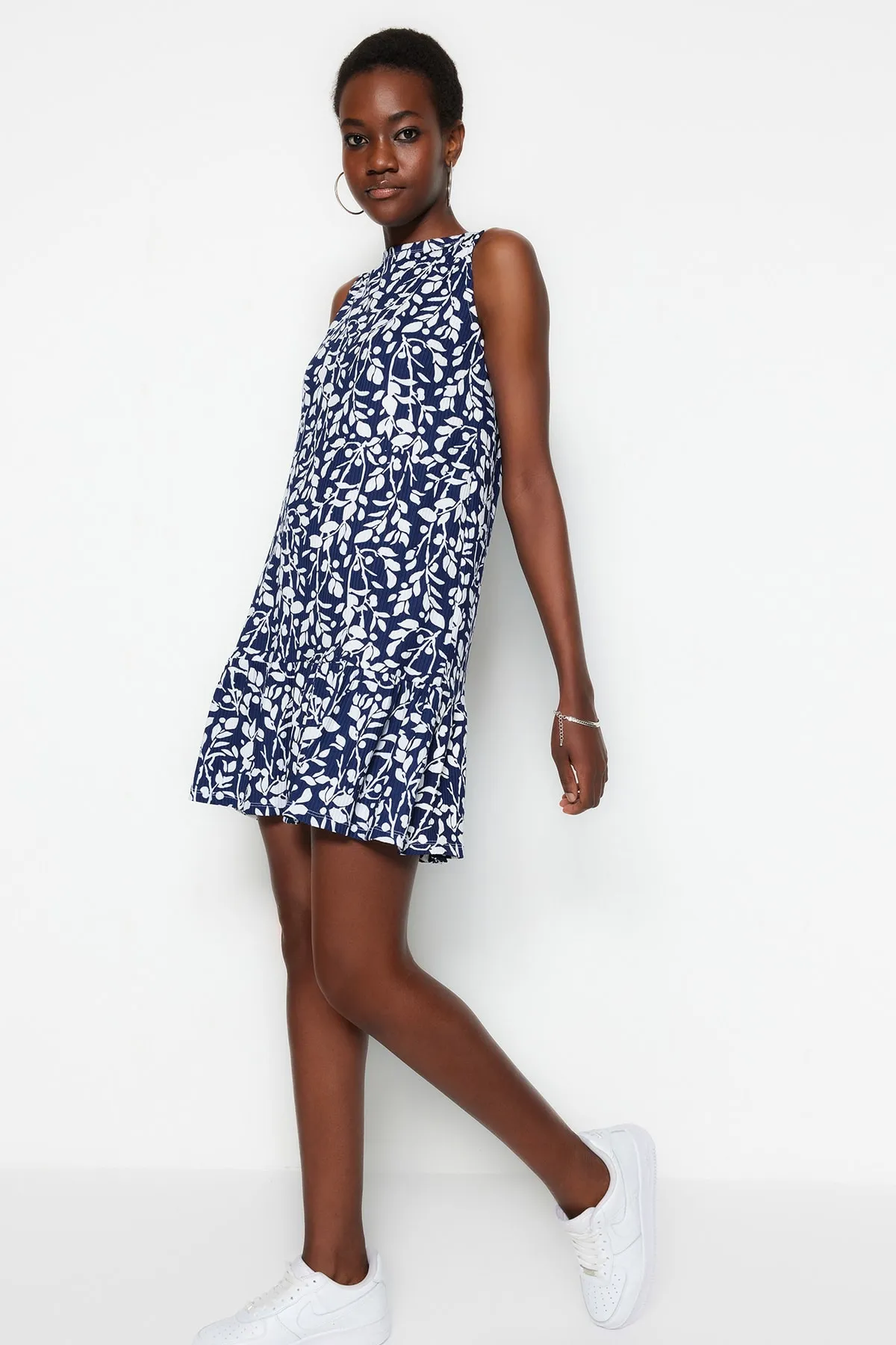 Trendyol Collection  Indigofarbenes, ärmelloses, flexibles Strickkleid mit Rüschen und Volants in Indigo-Optik TWOSS22EL0794