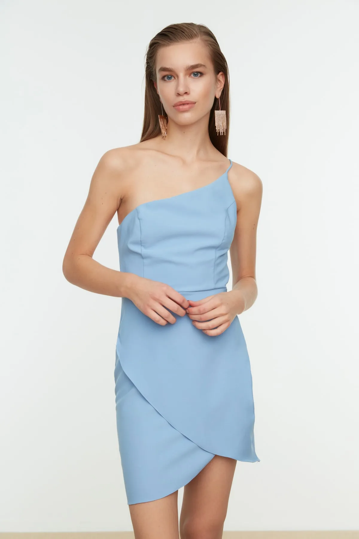 Trendyol Collection  Blaues, detailliertes Abendkleid mit Kragen TPRSS21EL2462
