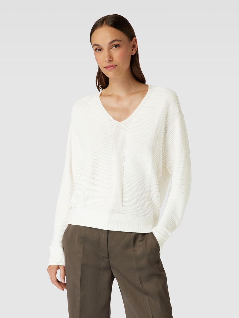 Strickpullover mit V-Ausschnitt in offwhite