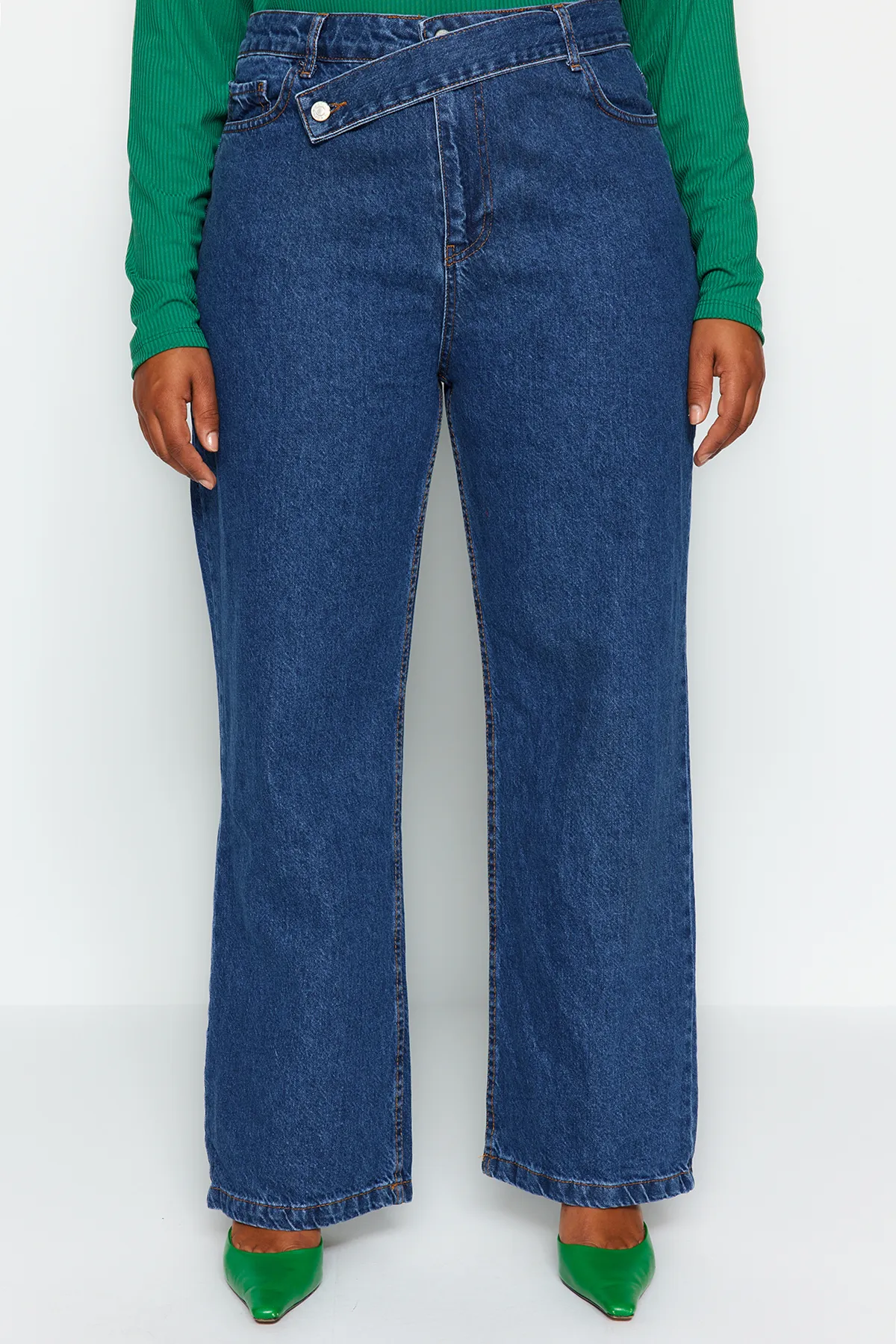 Trendyol Curve  Dunkelblaue Jeans mit geradem Schnitt und detaillierter Taille TBBAW24CJ00003