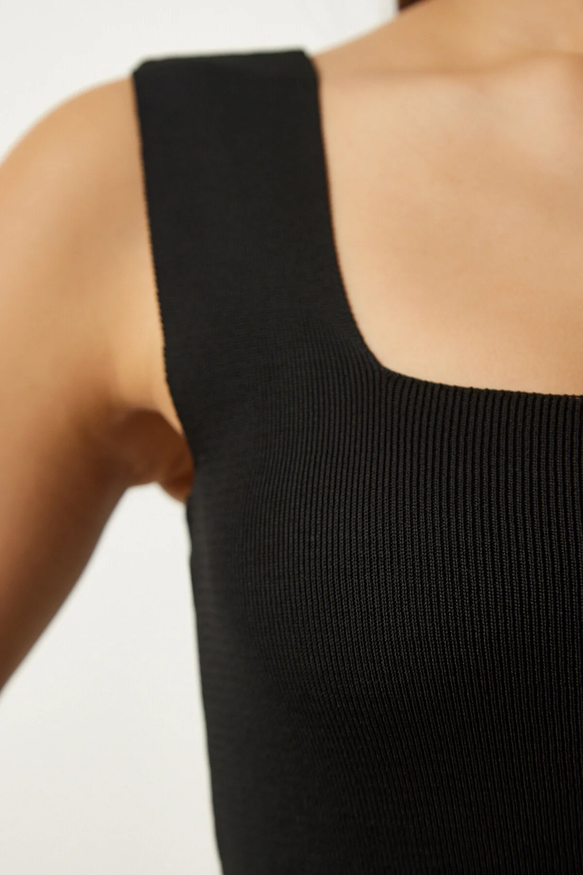 Happiness İstanbul  Schwarz-weiße Damen-Strickbluse mit quadratischem Kragen und dicken Trägern im 2er-Pack US00822