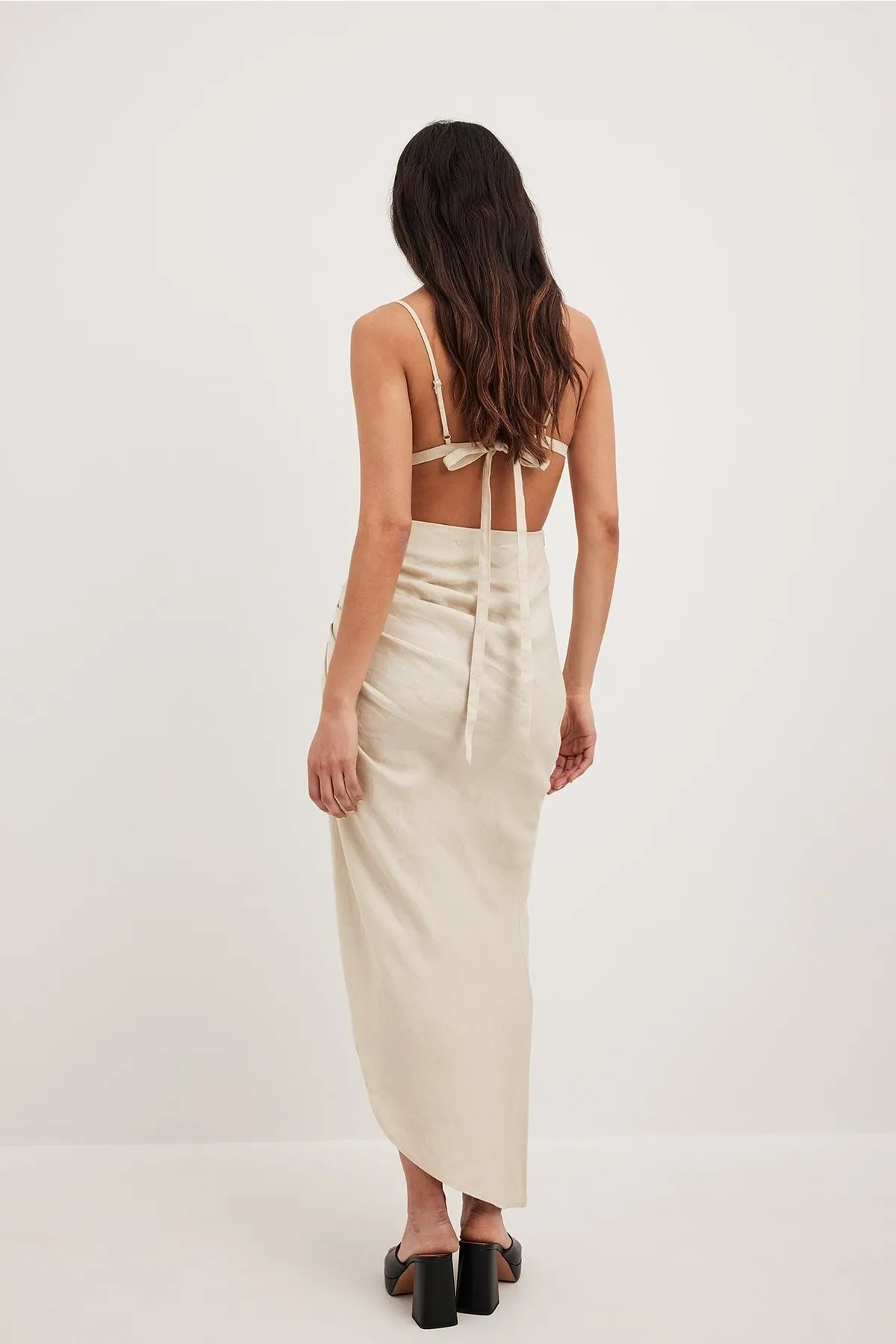 NA-KD  Drapiertes Leinenkleid.