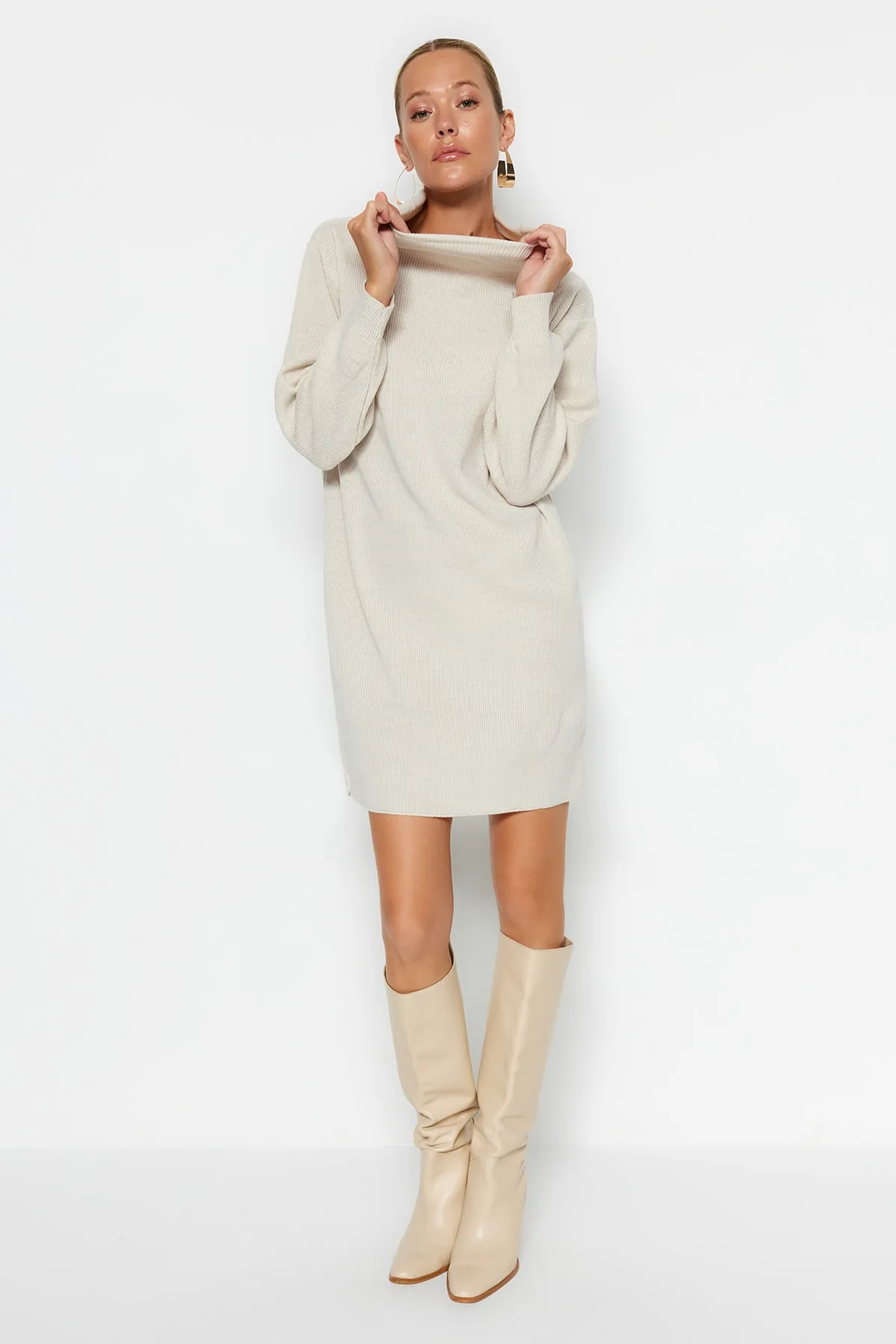 Trendyol Collection  Steinfarbenes Mini-Strickkleid mit Rollkragen TWOAW23EL00026