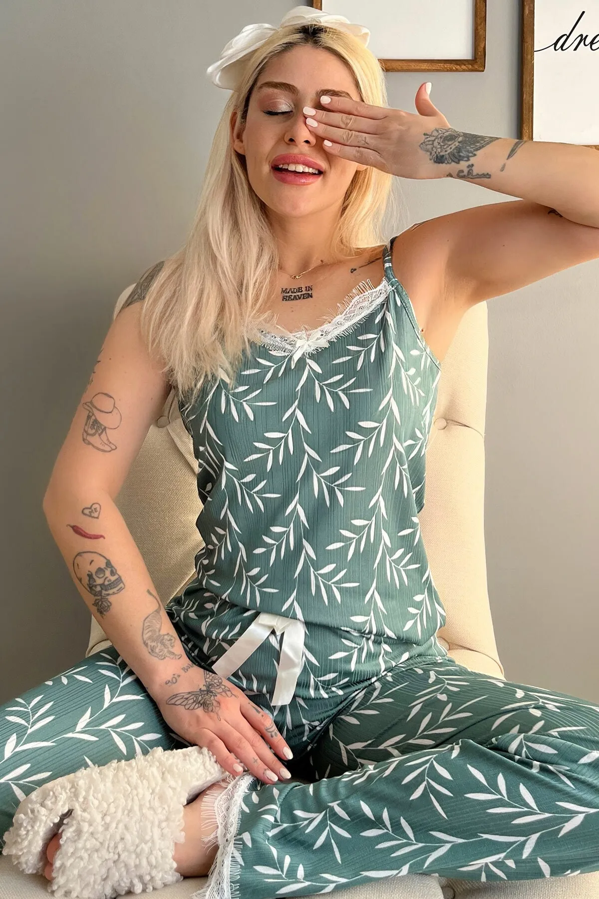 Pijamaevi  Gestricktes Damen-Pyjama-Set aus grünem Olivenzweig mit Spitze und Seilriemen
