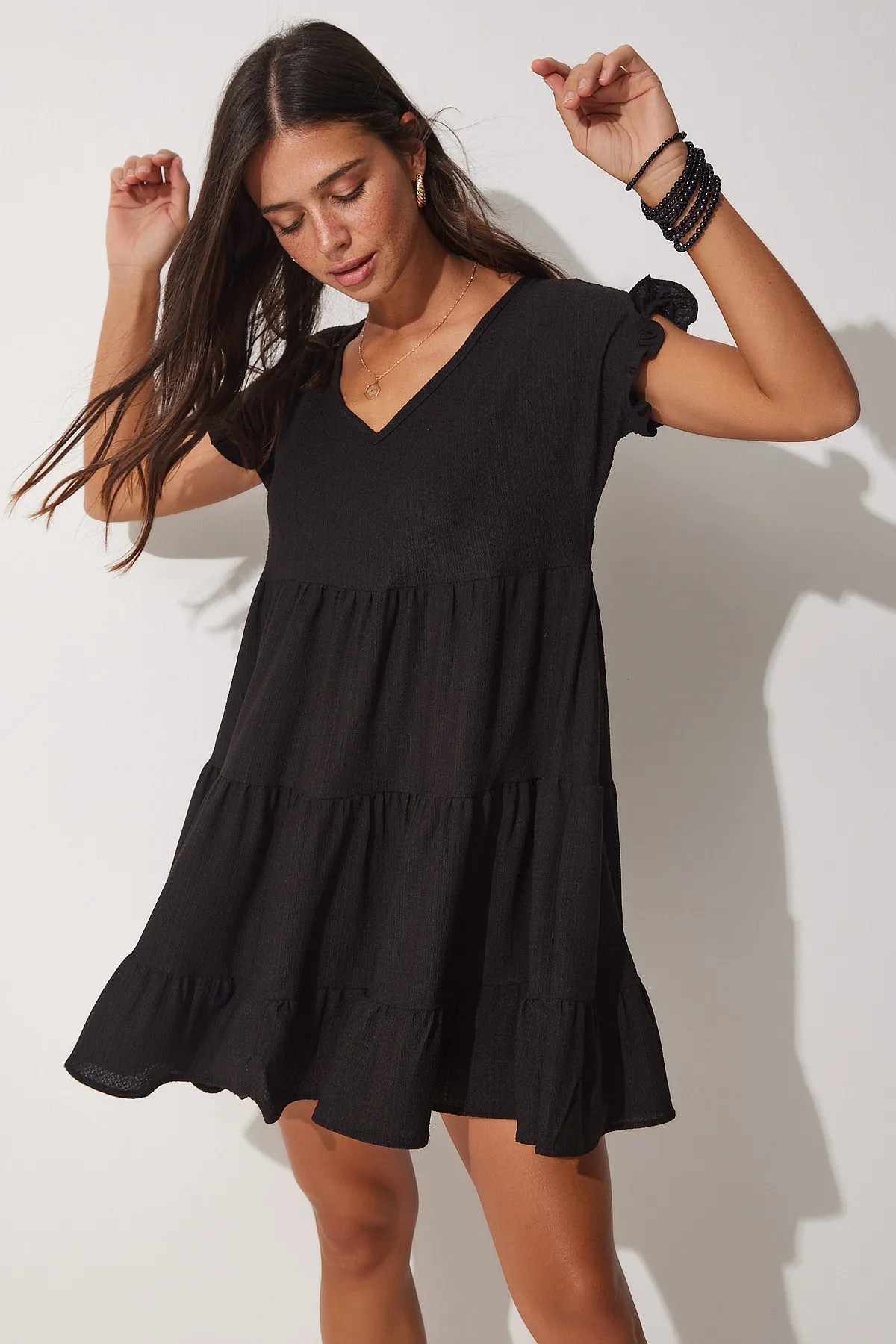 Happiness İstanbul  Schwarzes, ausgestelltes Sommer-Strickkleid mit V-Ausschnitt und Volants für Damen DZ00079