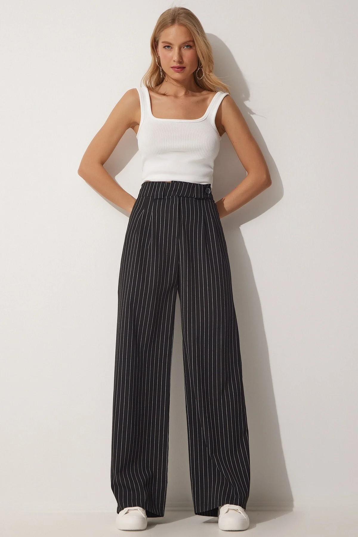 Happiness İstanbul  Schwarze, plissierte Hose mit weitem Bein für Damen GK00008