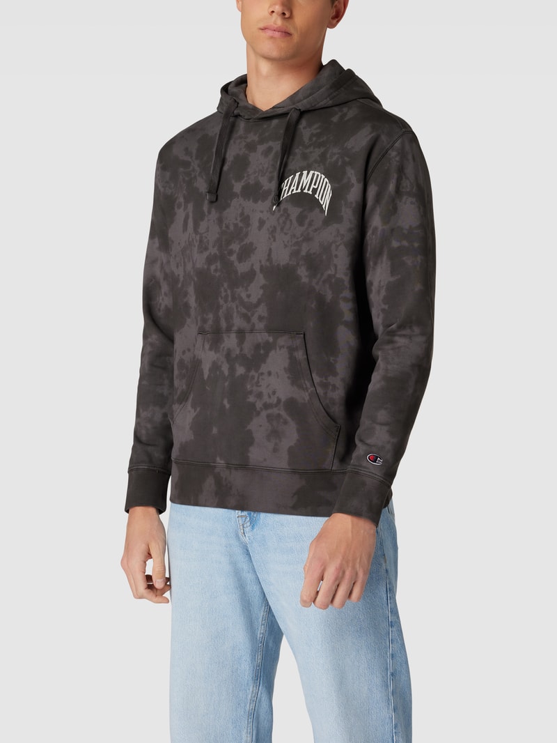 Hoodie im Batik-Look in schwarz