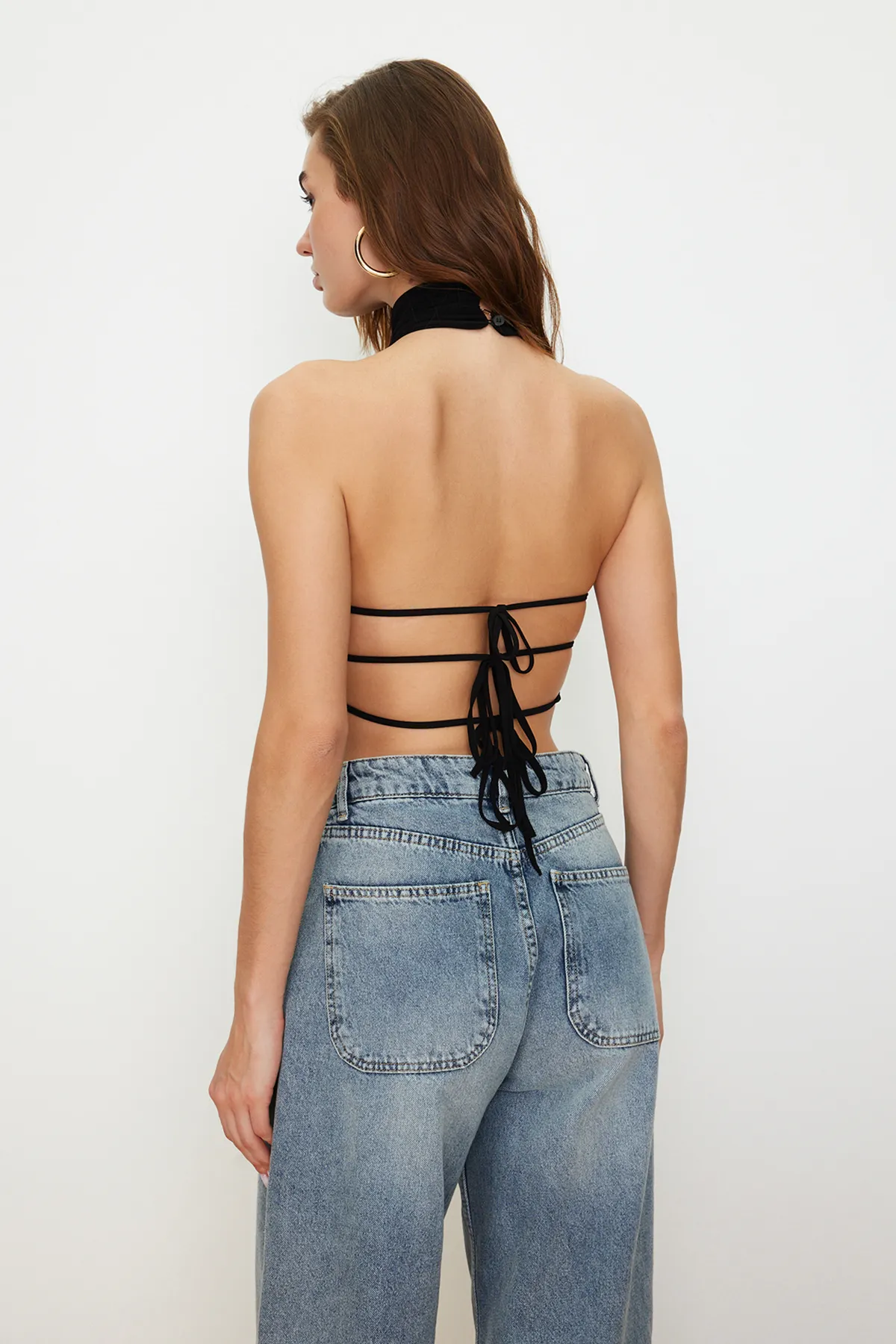 Trendyol Collection  Schwarze schulterfreie Strickbluse mit hohem Kragen und kurzem Schnitt TWOSS24BZ00203