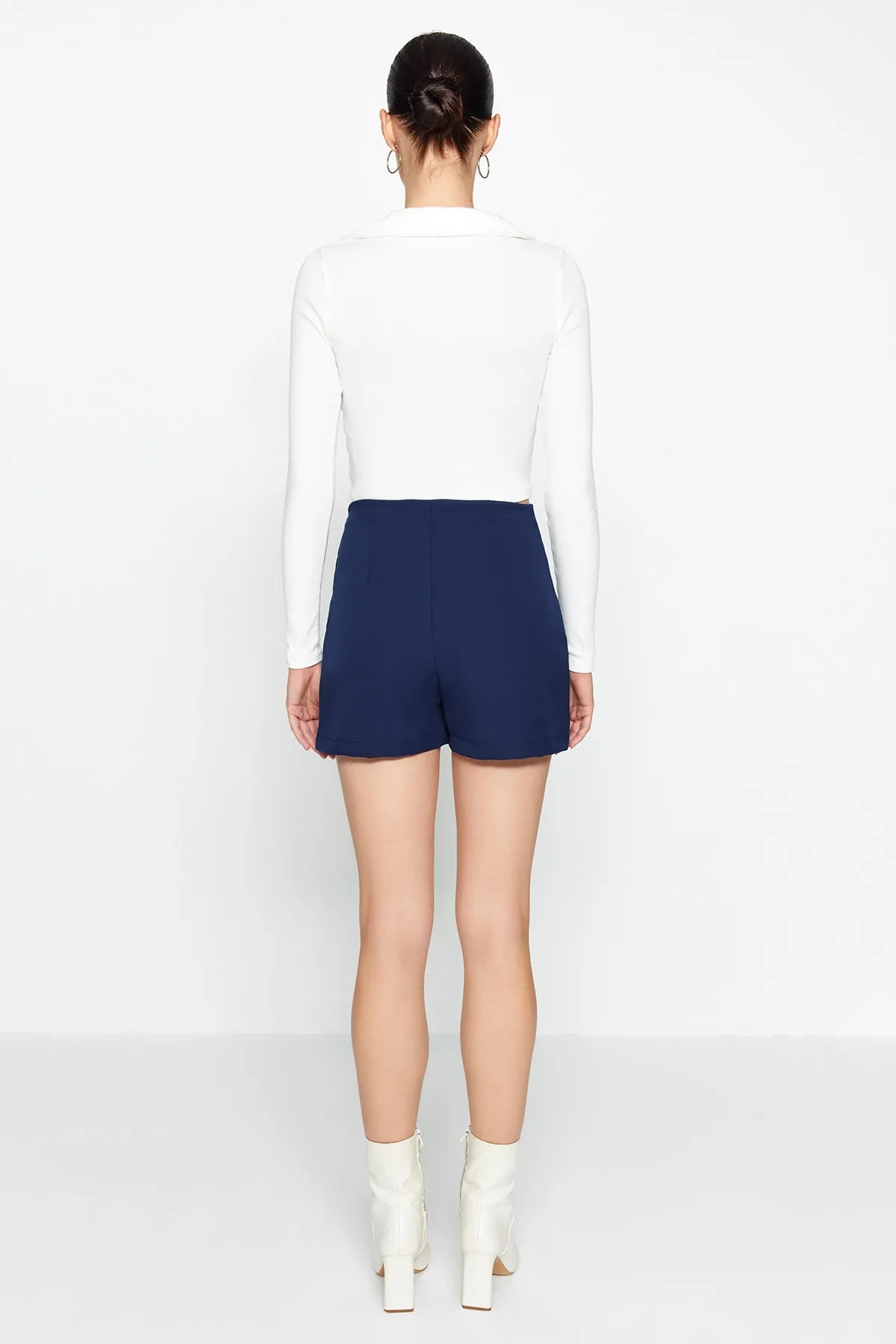 Trendyol Collection  Marineblauer gewebter Shortsrock mit Einfassung und Ösendetails TWOAW21SR0038
