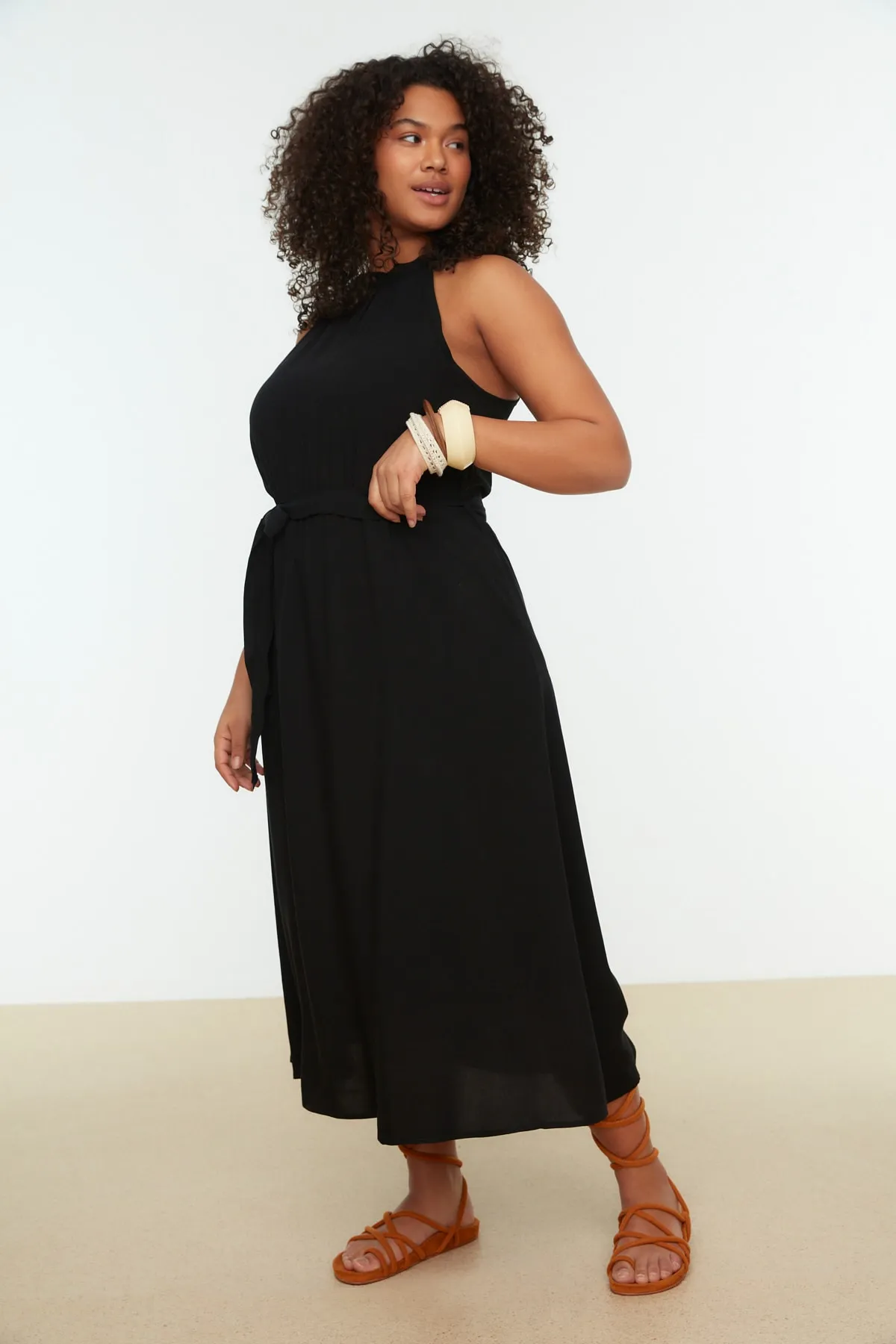 Trendyol Curve  Schwarzes Neckholder-Webkleid mit Gürtel TBSSS22EL1545